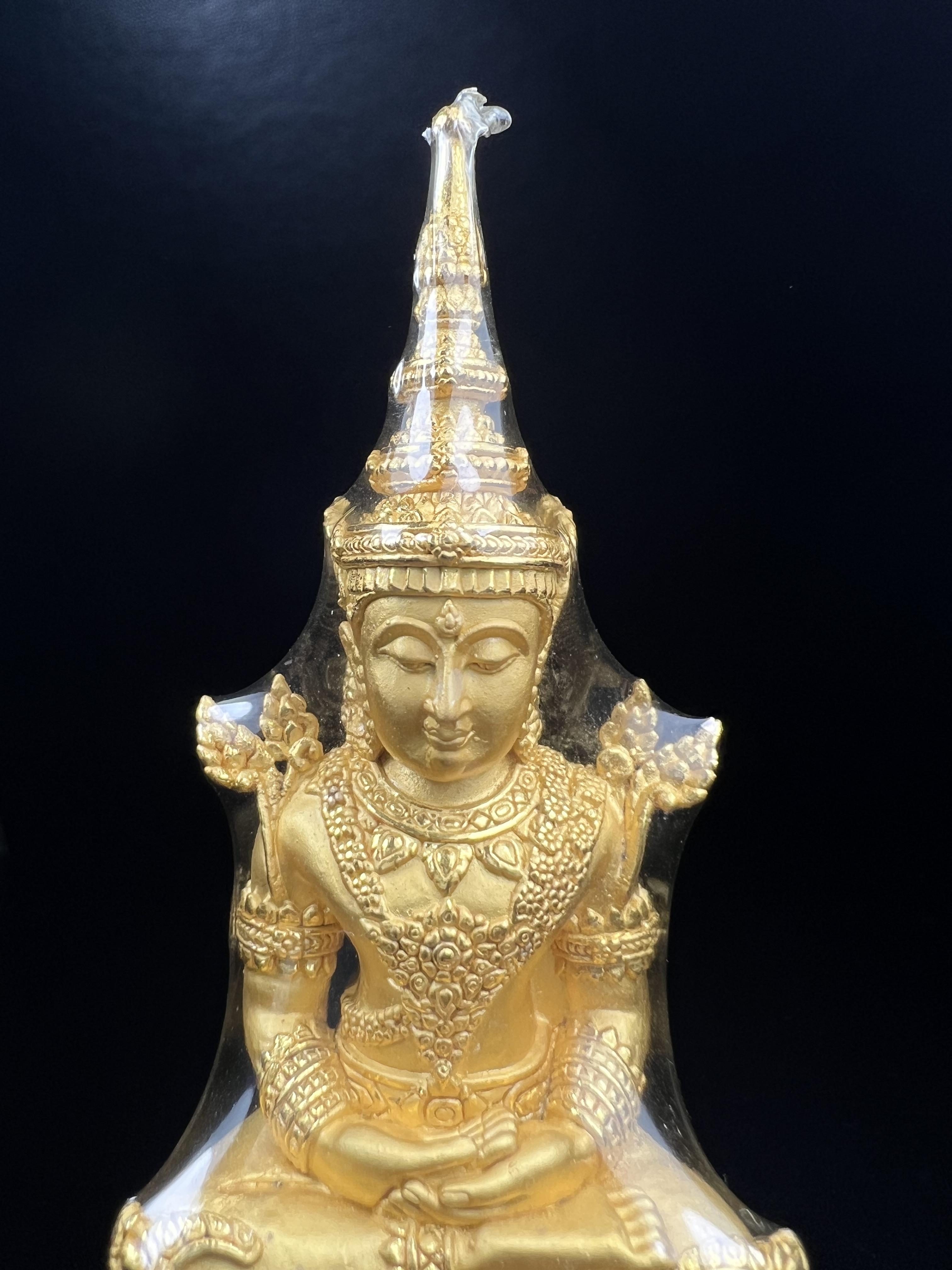 พระแก้วมรกต ภปร. ปี2547 จัดสร้างโดย โรงพยาบาลภูมิพลฯ กรมแพทย์ทหารอากาศ ขนาดบูชาหล่อลอยองค์หน้าตัก 2 นิ้ว เนื้อทองคำบริสุทธิ์ 99.99% องค์พระซีนเดิมสวยคงสภาพเดิม(สวยงามและหายากมาก)(1ใน 1000 องค์)