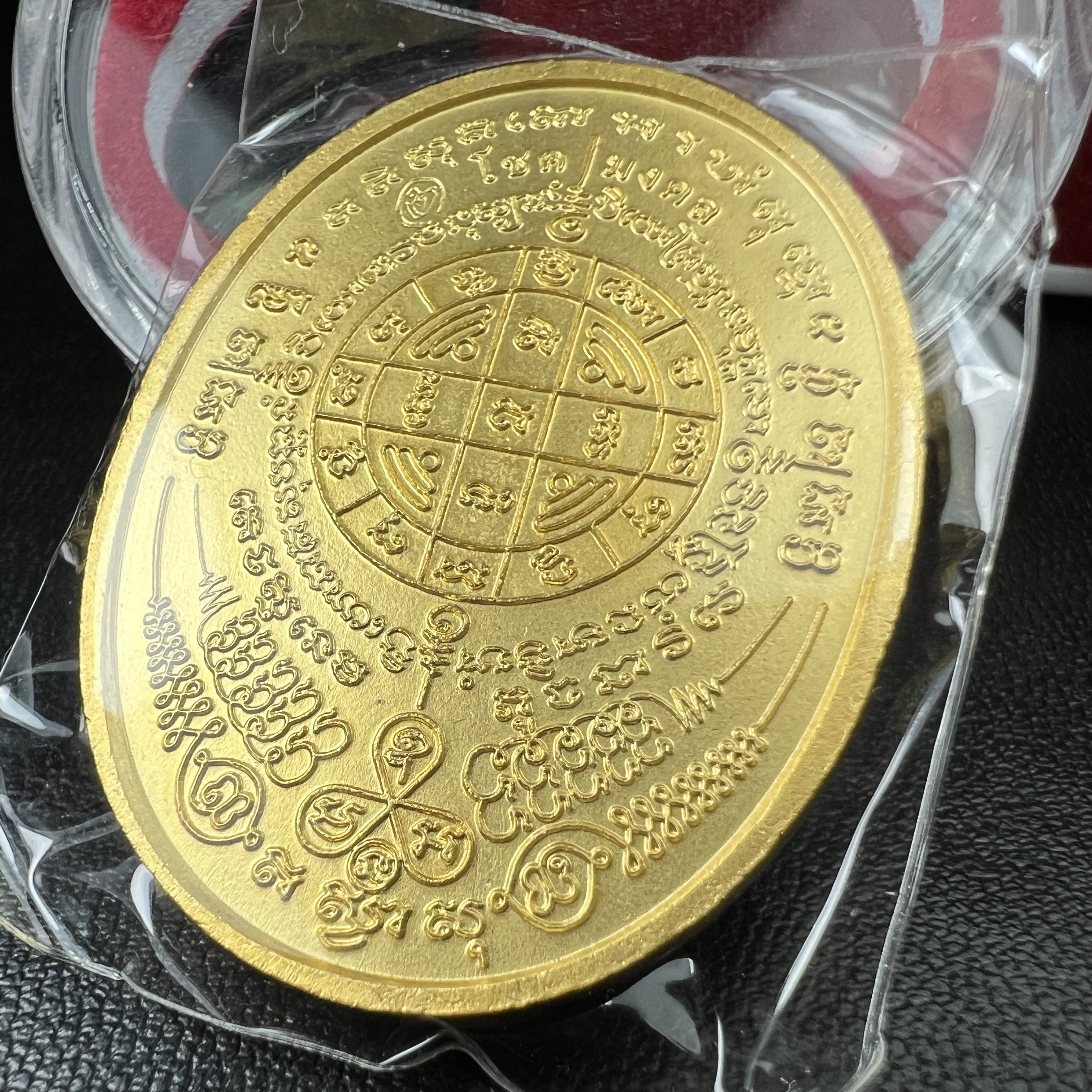 เหรียญครุฑดวงตรามหาเดช หลังยันต์มงกุฏพระเจ้า วัดตรีทศเทพวรวิหาร ปี2553 เนื้อกะไหล่ทองลงยาแดง(สภาพสวยซีนซองเดิมกล่องบรรจุเดิม)ดวงตราแห่งชัยชนะ ความสำเร็จ เจริญรุ่งเรือง แก้อาถรรพ์ ต่างๆ