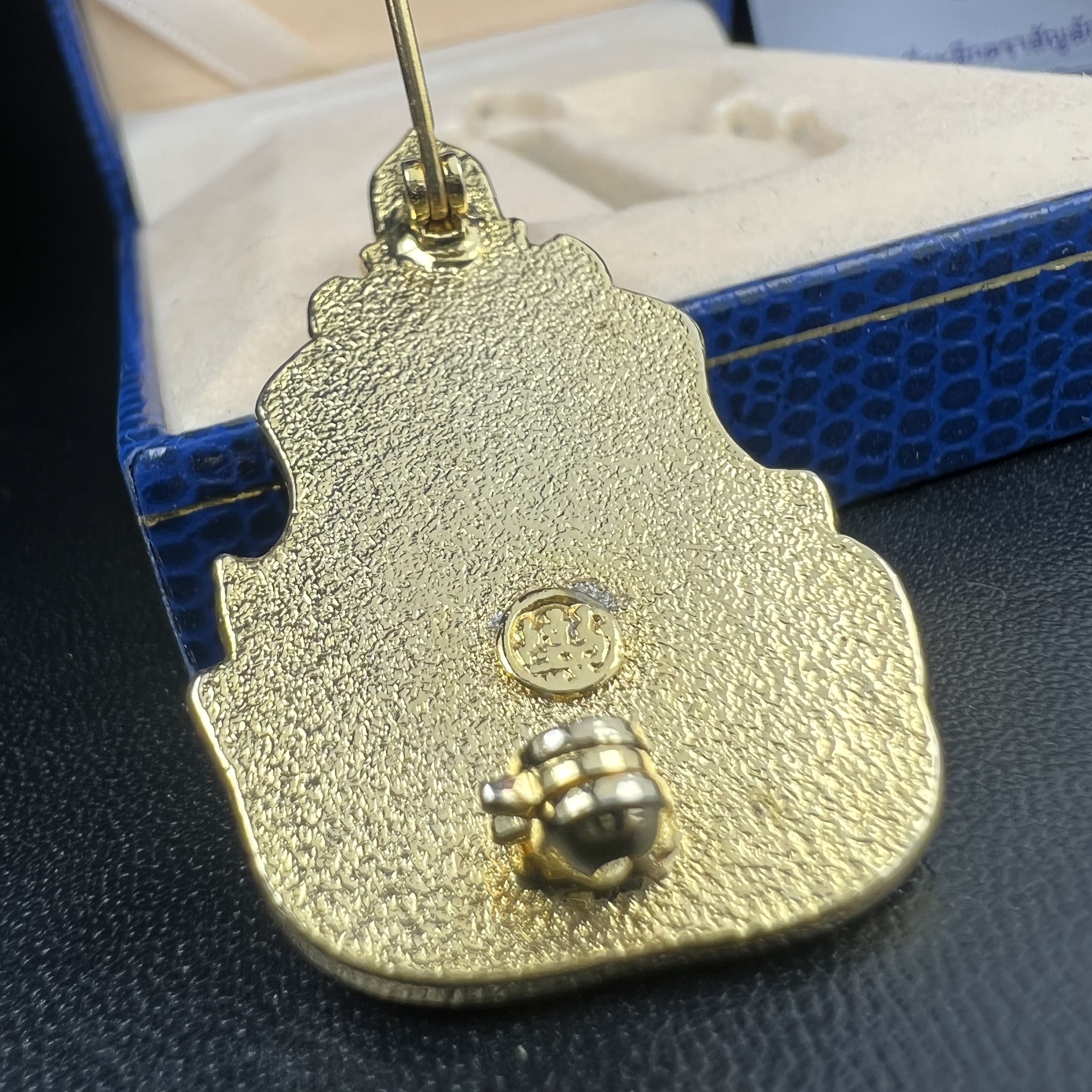 เข็มที่ระลึกตราสัญลักษณ์งานฉลองสิริราชสมบัติครบ 60 ปี พุทธศักราช 2549 ในหลวงรัชการที่ 9 จัดทำขึ้นโดยสำนักงานปลัดสำนักนายกรัฐมนตรี