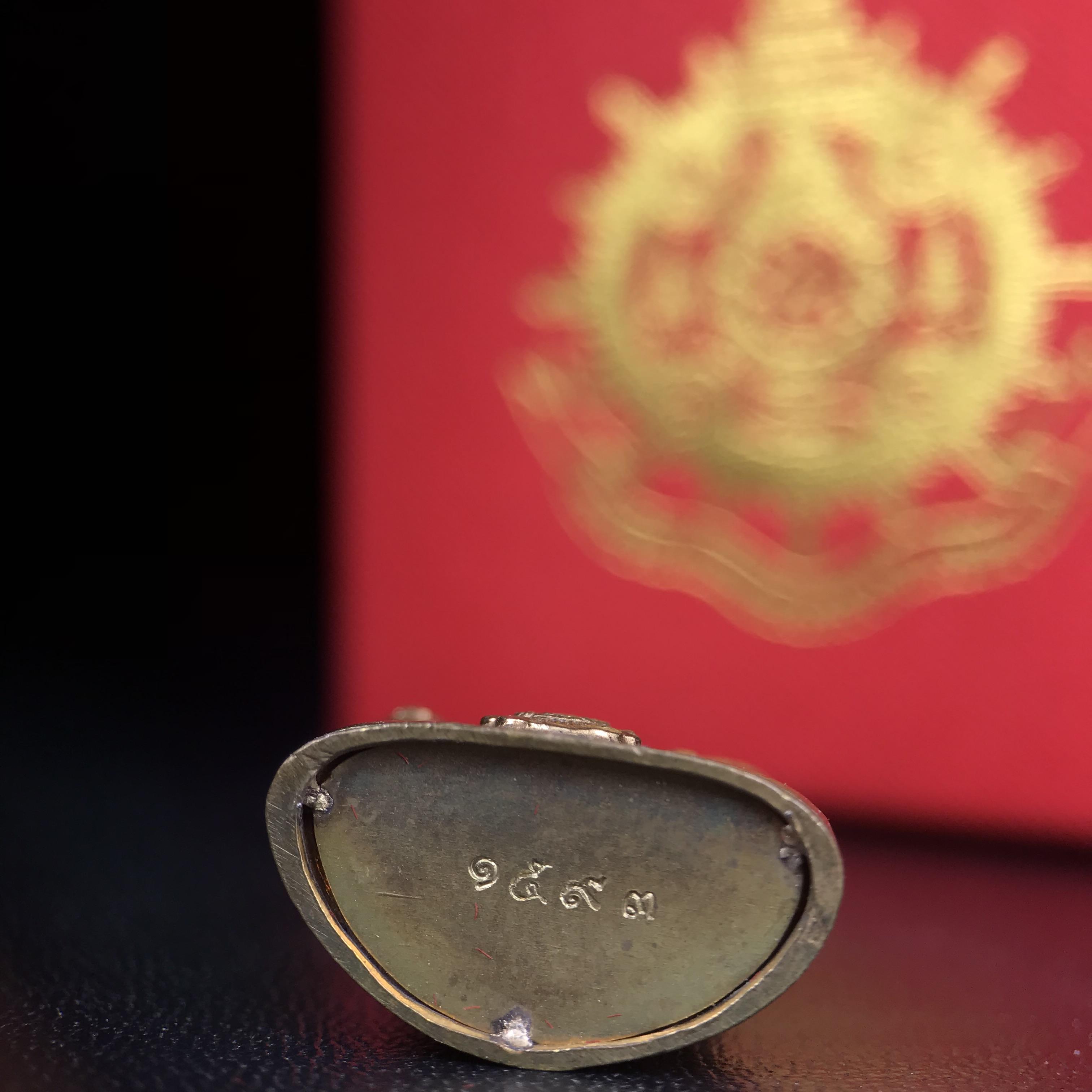 พระกริ่งไพรีพินาศ บรรจุเหล็กไหล ครั้งแรกและครั้งเดียวในประวัติศาสตร์ เฉลิมพระเกียรติ พระบาทสมเด็จพระเจ้าอยู่หัวรัชกาลที่9 พระชนมพรรษา 6 รอบ ปี2542 เนื้อสัมฤทธิ์(บรรจุเหล็กไหล)ดีนอก-ดีใน พิธีใหญ่ มวลสารเด่น(พิเศษกรรมการ ตอก 2 โค๊ต หมายเลข ๑๕๙๓)หายาก