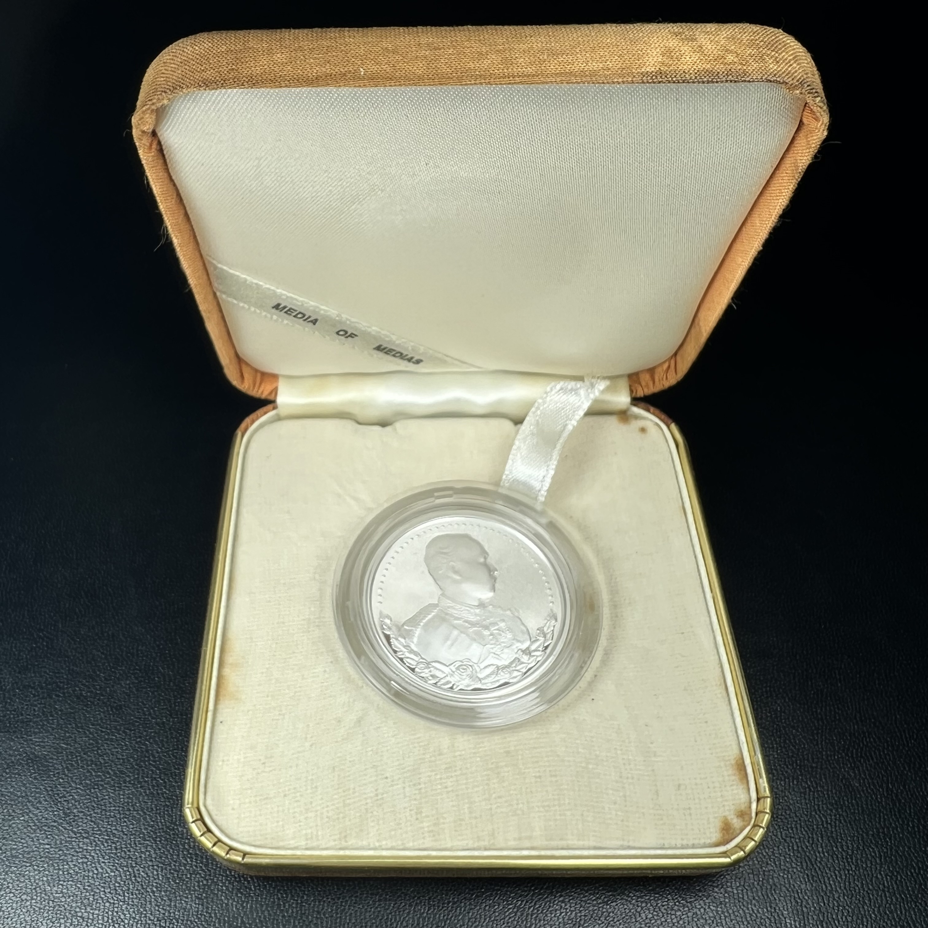 เหรียญรัชกาลที่ 5 หลัง 12 นักษัตริย์ รุ่นมหาลาภ ปี 2539 เนื้อเงินขัดเงา บล็อกนอก(เพิร์ธ)ออสเตรเรีย ขนาด 3.2 ซ.ม. กล่องบรรจุเดิมครบสมบูรณ์สวยงาม พิธีพุทธาภิเษก ณ.พระอุโบสถ วัดพระแก้ว สมเด็จพระญาณสังวร สมเด็จพระสังฆราช เป็นประธานพิธี