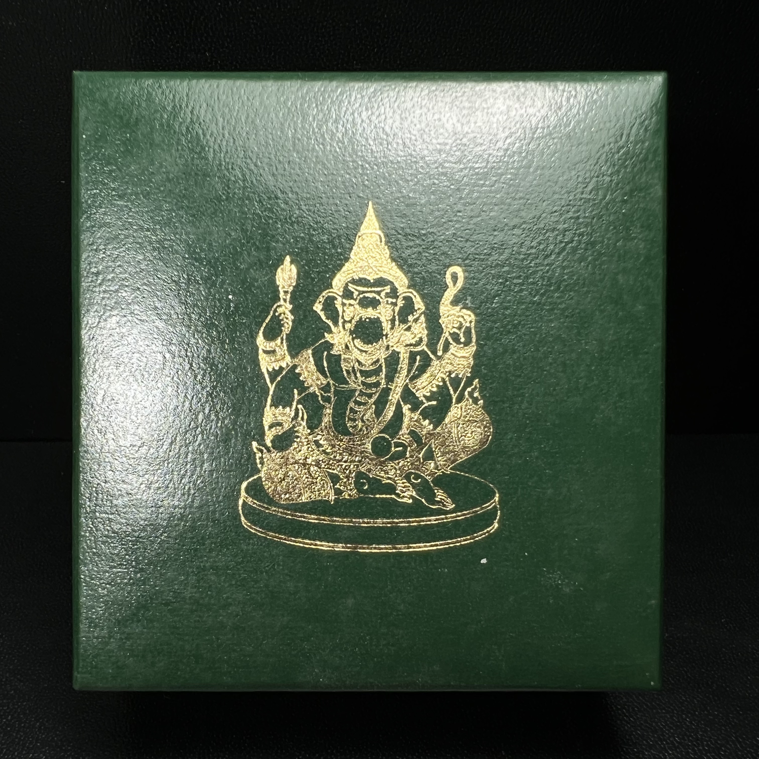 พระพิฆเนศ เทวสถานโบสถ์พราหมณ์ ปี 2539 รูปหล่อลอยองค์เนื้อเงิน 99.9% (พ่นทรายขัดเงาบางส่วน) พิมพ์เล็ก(ขนาดประมาณ 1.3 * 0.8 ซม.) พร้อมกล่องบรรจุเดิมครบ ผลิตโดย บ.แพรนด้า จิวเวลรี่(สภาพสวยเดิม พิธีใหญ่ พุทธศิลป์งดงาม)