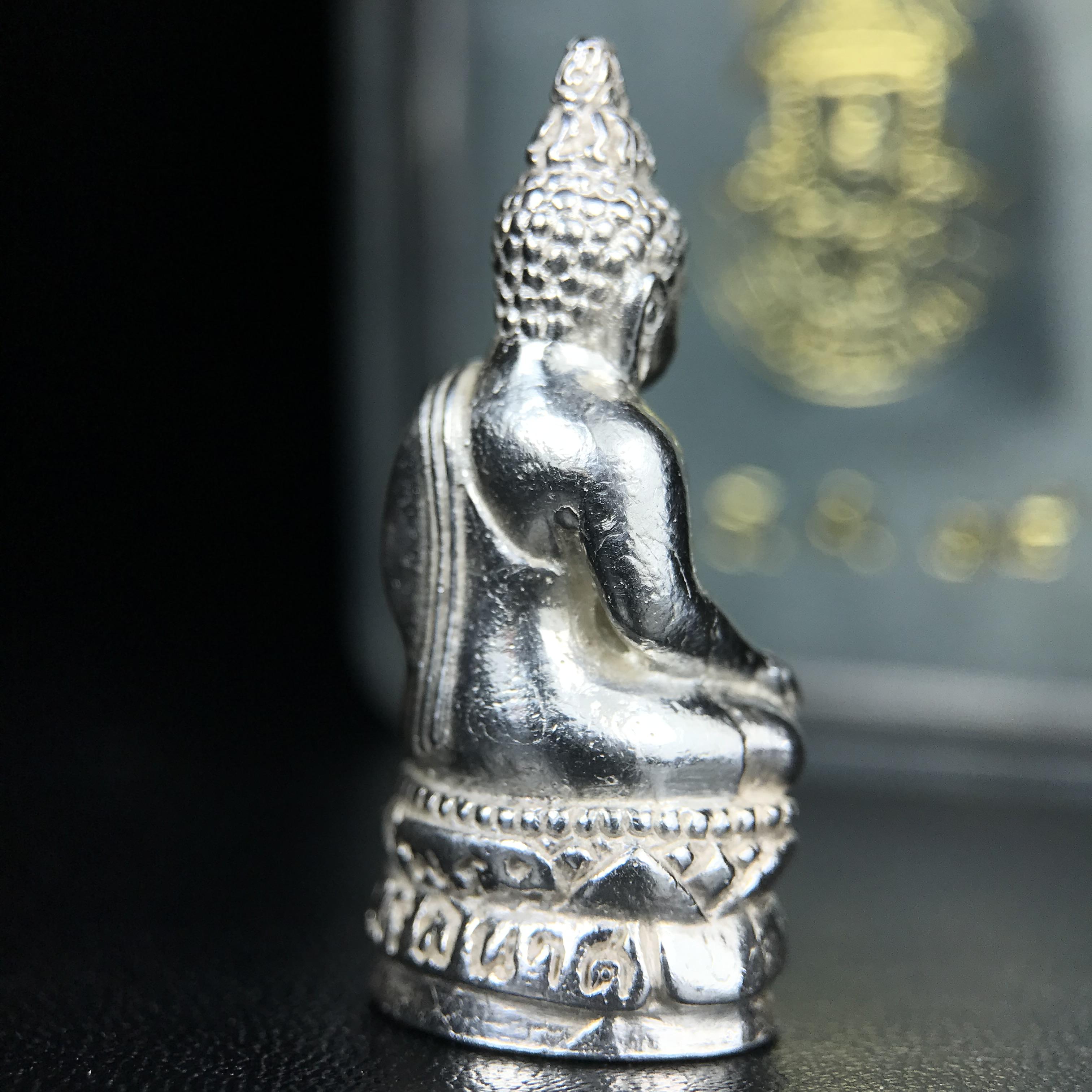 พระกริ่งไพรีพินาศ รุ่น ภปร. ราชวิทยาลัย ปี 2535 เนื้อเงิน(สภาพผิวขาวสวยใส)(ตอกโค้ดพระนามย่อ ญสส ใต้เศวตรฉัตร และ พระปรมาภิไธยย่อ ภปร.) ปลุกเสกโดยหลวงพ่อเปิ่น วัดบางพระและสมเด็จพระญาณสังวร สมเด็จพระสังฆราช วัดบวรนิเวศวิหาร(1 ใน 2535 องค์)