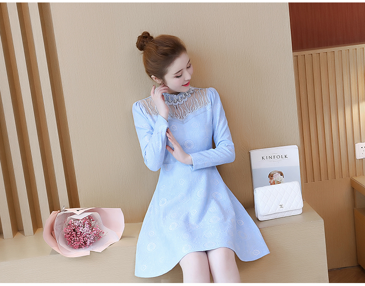 ชุดเดรสสั้นผ้าลูกไม้สีฟ้าแขนยาว คอตกแต่งมุกสวยหวาน
