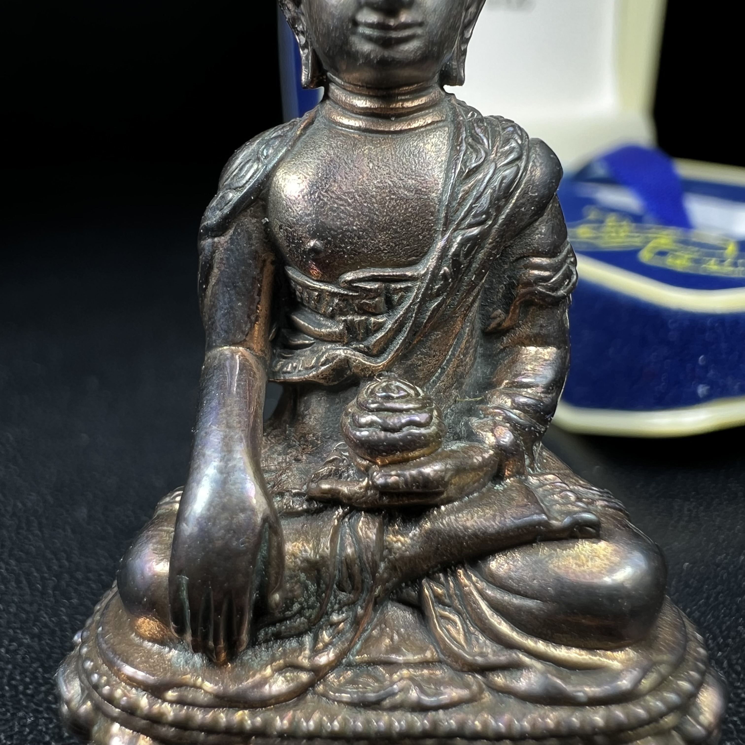 พระกริ่งคชวัตร รุ่นแรก วัดบวรนิเวศวิหาร ปี 2546 เนื้อนวโลหะเต็มสูตรแก่ทองคำ ฉลองพระชนมายุ 90พรรษา สมเด็จพระสังฆราชเจ้า กรมหลวงวชิรญาณสังวร (เจริญ สุวฑฺฒโน) พุทธศิลป์ที่เป็นเอกลักษณ์ ทุกองค์บรรจุเส้นพระเกศาของสมเด็จพระญาณสังวร ยอดนิยม หายาก 1 ใน 3999 องค์