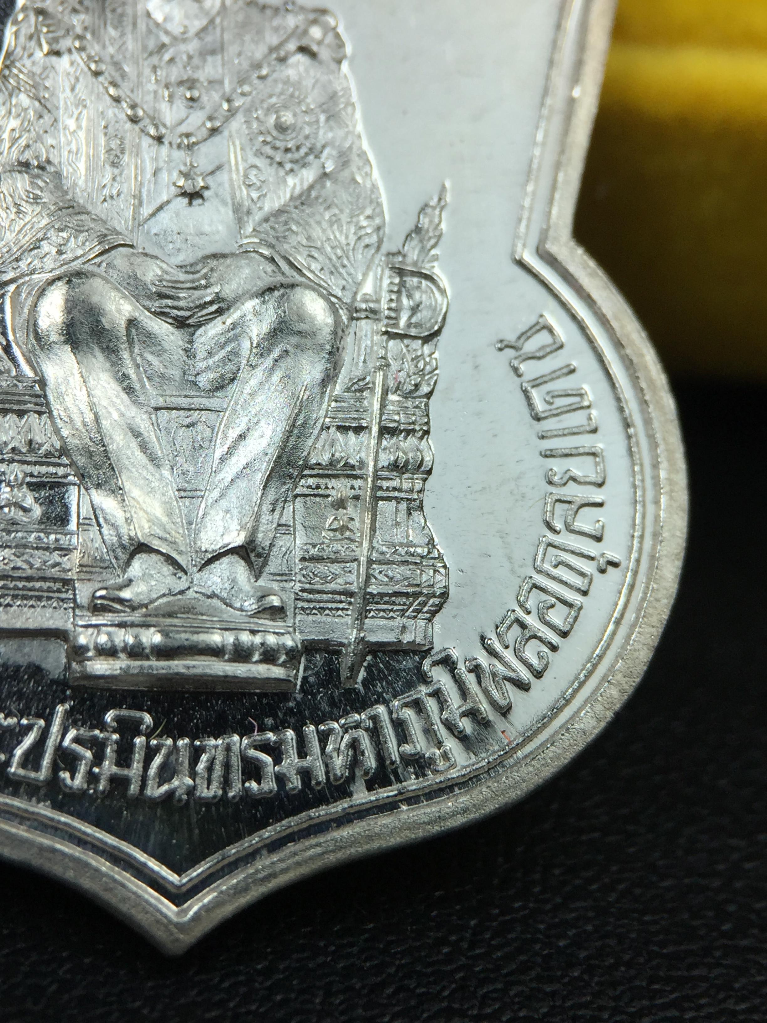 เหรียญพระบาทสมเด็จพระเจ้าอยู่หัว รัชกาลที่9ประทับนั่งบัลลังก์ กระทรวงมหาดไทยจัดสร้าง ปี2539 เนื้อเงินกล่องบรรจุเดิมสภาพสวย เนื้อเงินผิวกระจก สวยเดิม แบบนิยม หายาก