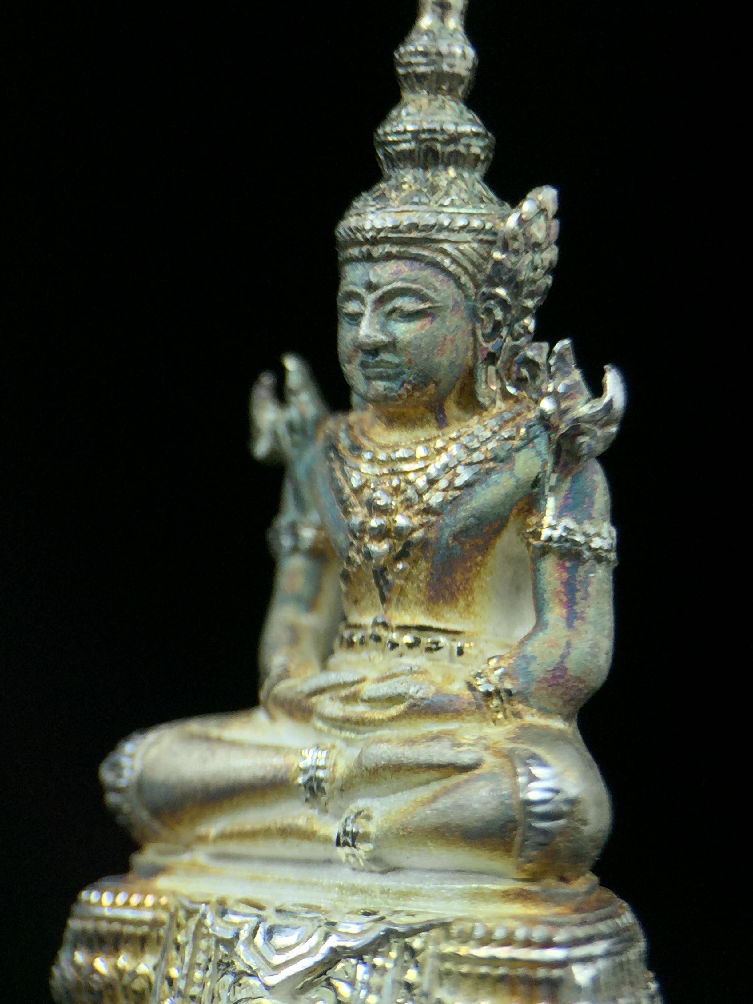 พระแก้วมรกต ภปร. ปี2547 จัดสร้างโดย รพ.ภูมิพลฯ ลอยองค์ หน้าตัก 1/2 นิ้ว เนื้อเงิน(สภาพผิวเดิมขึ้นสีรุ้งธรรมชาติ แบบนิยม สวยมากๆเสน่ห์พระเนื้อเงิน สีสันที่ธรรมชาติสรรค์สร้าง) งดงามทรงคุณค่าอีกหนึ่งรุ่นยอดนิยม หายาก(1ใน3000องค์)
