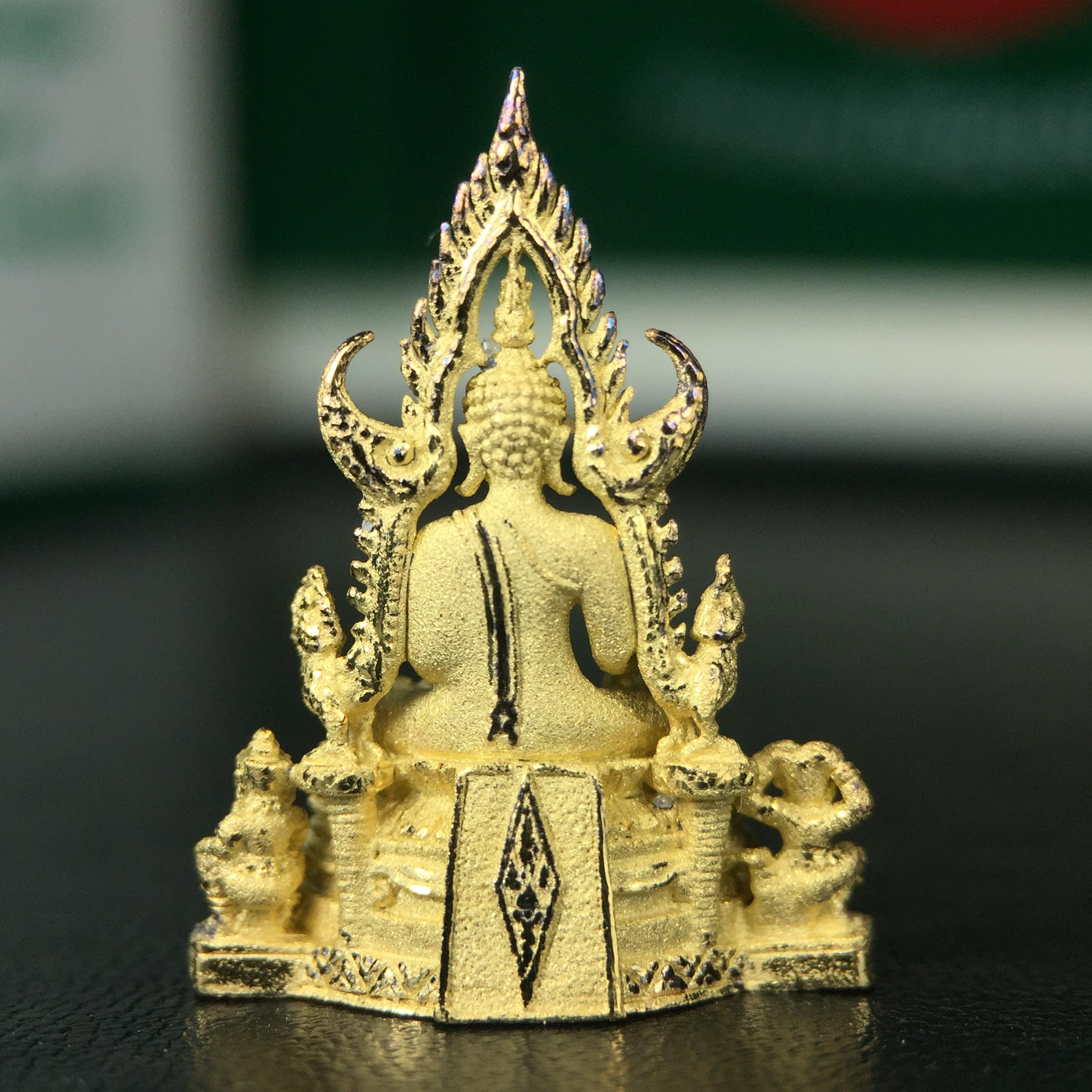 พระพุทธชินราช ภปร. ในวโรกาสพระราชพิธีมหามงคล เฉลิมพระชนมายุ6รอบ 5ธันวาคม2542 มูลนิธิพิทักษ์ดวงตาประชาชน จัดสร้าง เนื้อเงินบริสุทธิ์ 99.9% แบบชุบทองประกายเพชร 3 ไมครอน พิมพ์กลาง ขนาดสูง 2.4 ซม. พร้อมกล่องบรรจุเดิม