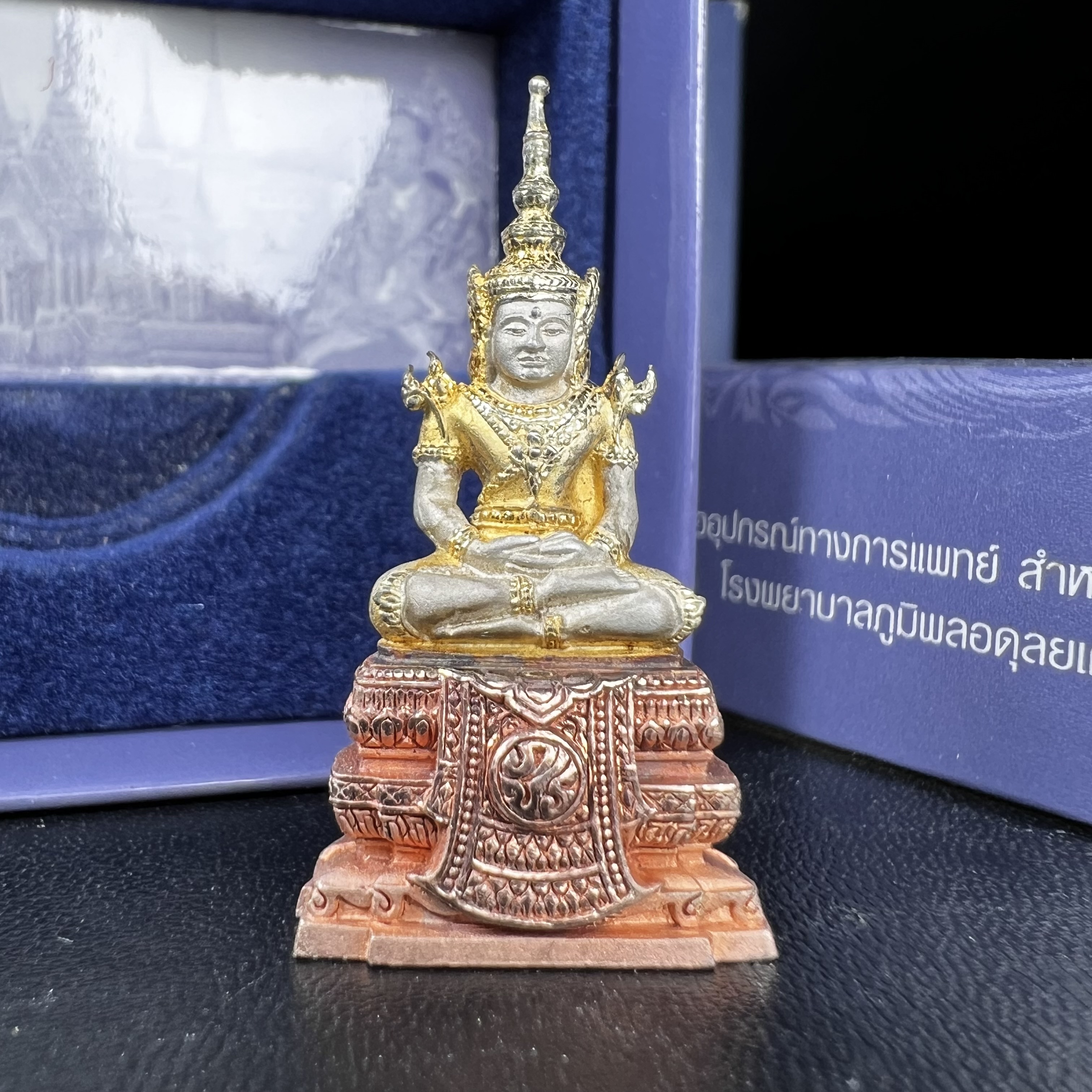 พระแก้วมรกต ภปร. ปี 2547 จัดสร้างโดยโรงพยาบาลภูมิพลอดุลยเดช เนื้อเงิน(3 กษัตริย์) ลอยองค์ หน้าตัก 1/2 นิ้ว สูง 3.7 ซม.พิธีมหามังคาภิเษก ณ พระอุโบสถวัดพระศรีรัตนศาสดาราม(วัดพระแก้ว) งดงามทรงคุณค่าอีกหนึ่งรุ่นยอดนิยม หายาก(องค์หมายเลข ๑๔๑๖)