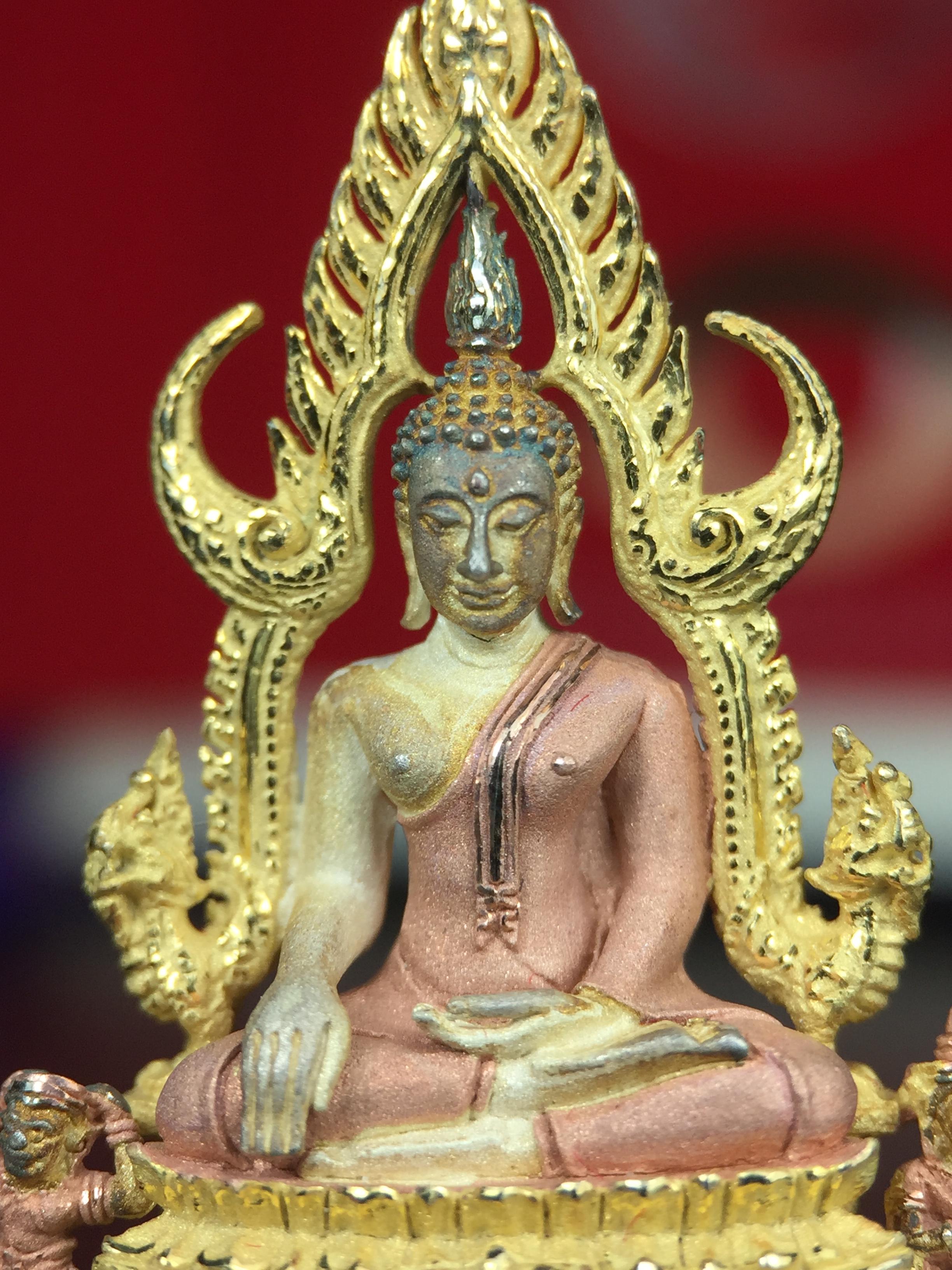 พระพุทธชินราช ภปร. ในวโรกาสพระราชพิธีมหามงคล เฉลิมพระชนมายุ6รอบ 5ธันวาคม2542 มูลนิธิพิทักษ์ดวงตาประชาชน จัดสร้าง เนื้อเงินบริสุทธิ์ 99.9% แบบสามกษัตริย์ขัดเงาบางส่วน พิมพ์ใหญ่ ขนาดสูง 3.4 ซม. พร้อมกล่องบรรจุเดิม