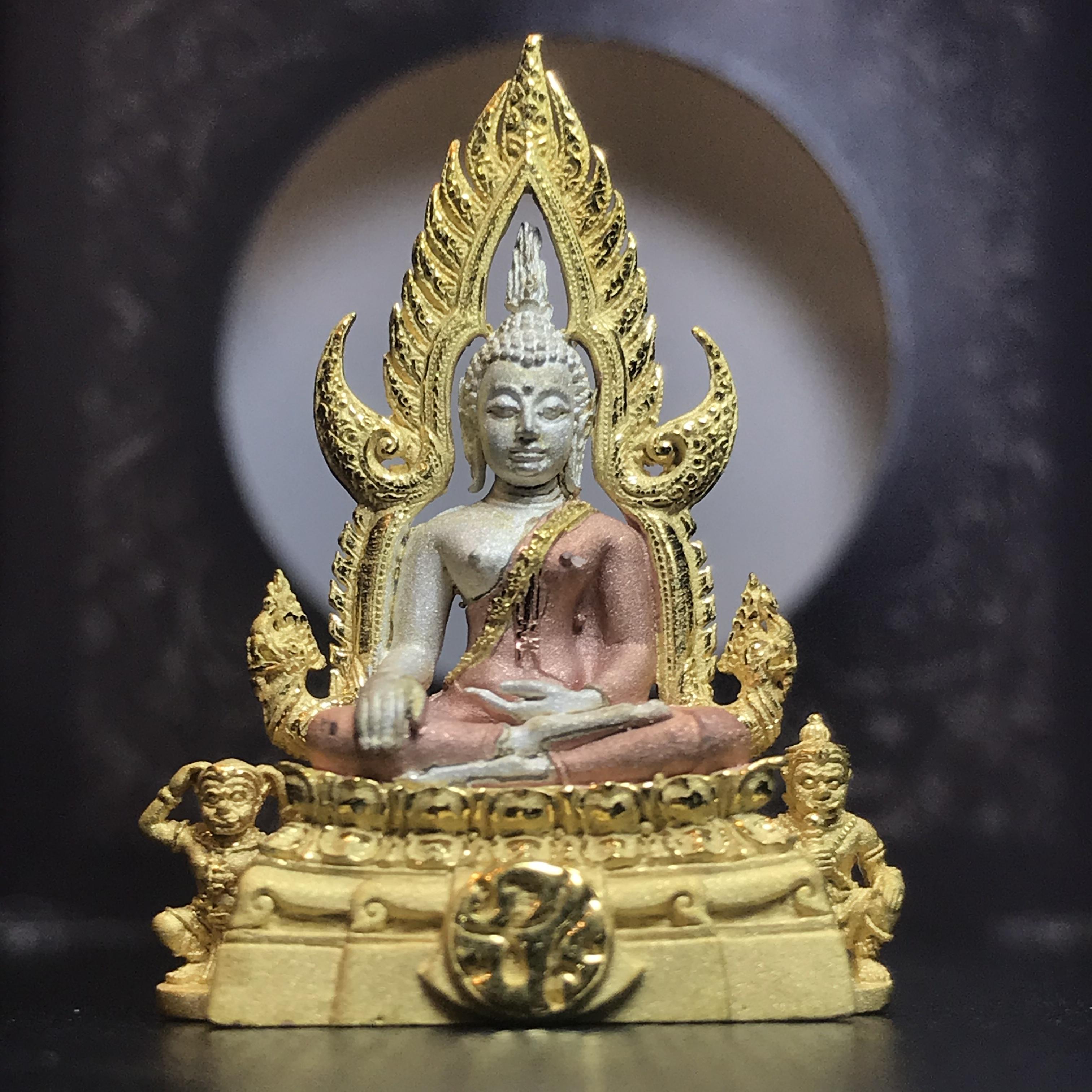 พระพุทธชินราช ภปร. โครงการ "เพราะแผ่นดินนี้ คือ แผ่นดินเกิด" ปี2548(รุ่นแรก) ลอยองค์ หน้าตัก 1/2 นิ้ว เนื้อเงินสามกษัตริย์