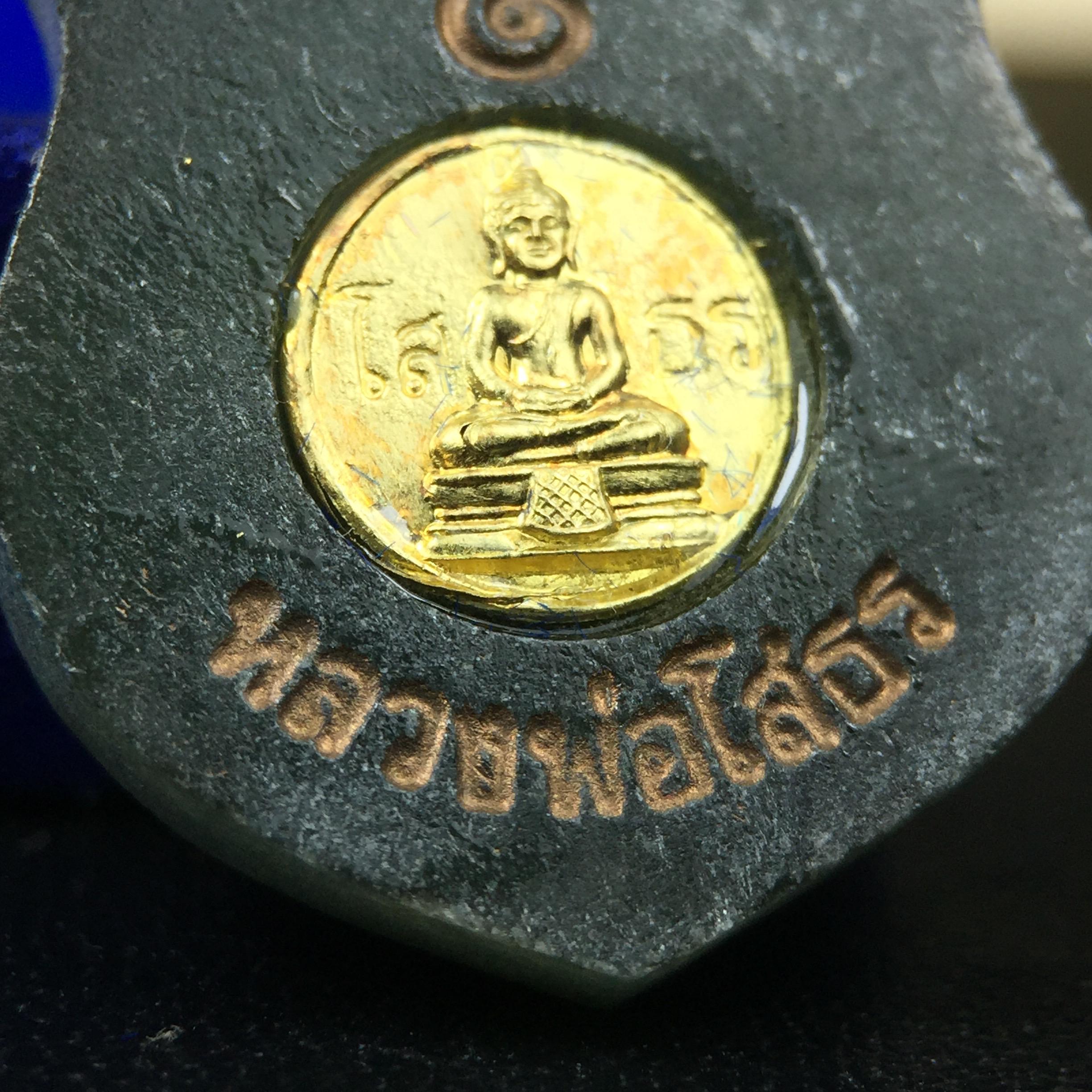 พระพุทธโสธร เนื้อหยก(รุ่นแรก)รุ่นประวัติศาสตร์ พุทธาภิเษก วันที่ 3 กันยายน พ.ศ.2543 ณ พระอุโบสถวัดโสธรวรารามวรวิหาร อ.เมือง จ.ฉะเชิงเทรา พิมพ์รูปอาร์มด้านหลังพระมีโค๊ตแผ่นทองคำแท้กำกับทุกองค์พร้อมกล่องบรรจุและบัตรรับรองเดิมครบชุด (1 ใน 3999 องค์)นิยมหายาก