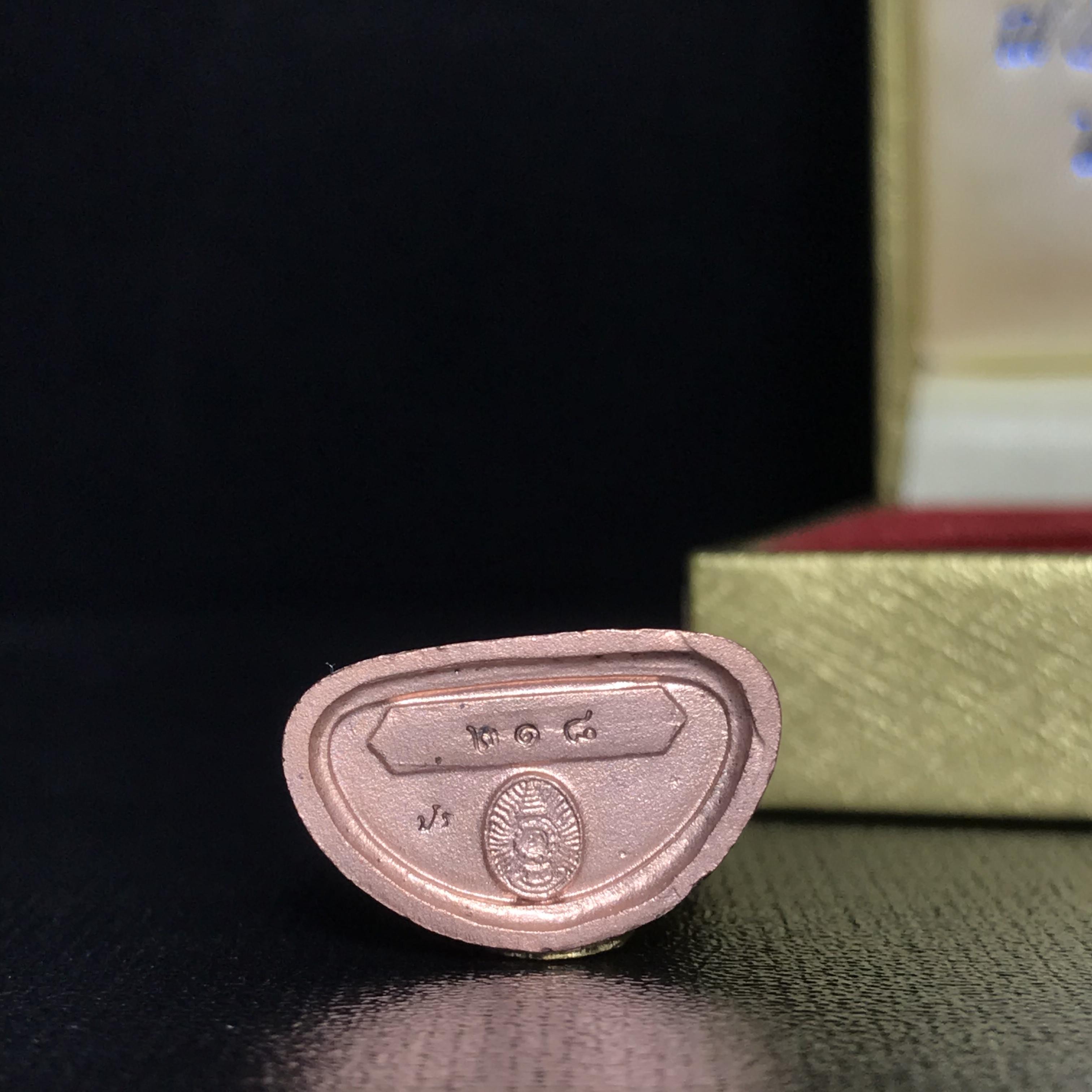 พระกริ่งพระพุทธนวราชบพิตร ครองสิริราชสมบัติครบ 50 ปี พ.ศ.2540 เนื้อเงินสามกษัตริย์ พร้อมกล่องบรรจุเดิม(1ใน9500องค์)