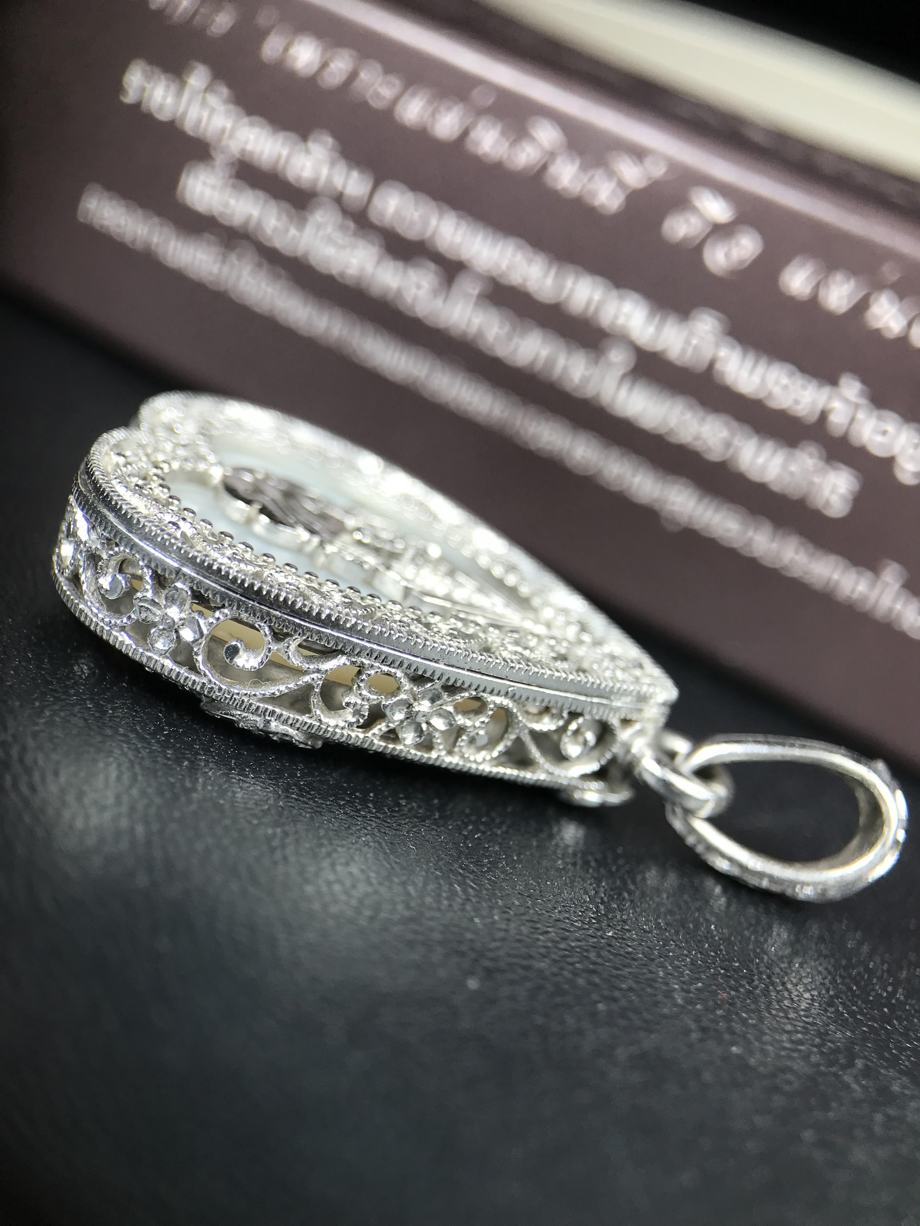 พระพุทธชินราช ภปร. โครงการ "เพราะแผ่นดินนี้ คือ แผ่นดินเกิด" ปี 2548(รุ่นแรก) เหรียญทรงใบโพธิ์ ขนาด 21 x 29 มม. เนื้อเงินสามกษัตริย์ องค์พระชุบสามกษัตริย์ ล้อมด้วยกรอบเงินชุบทองคำขาวสลักเสลาเป็นลวดลายละเอียดอ่อน ส่วนพื้นองค์พระเป็นเปลือกหอยมุข