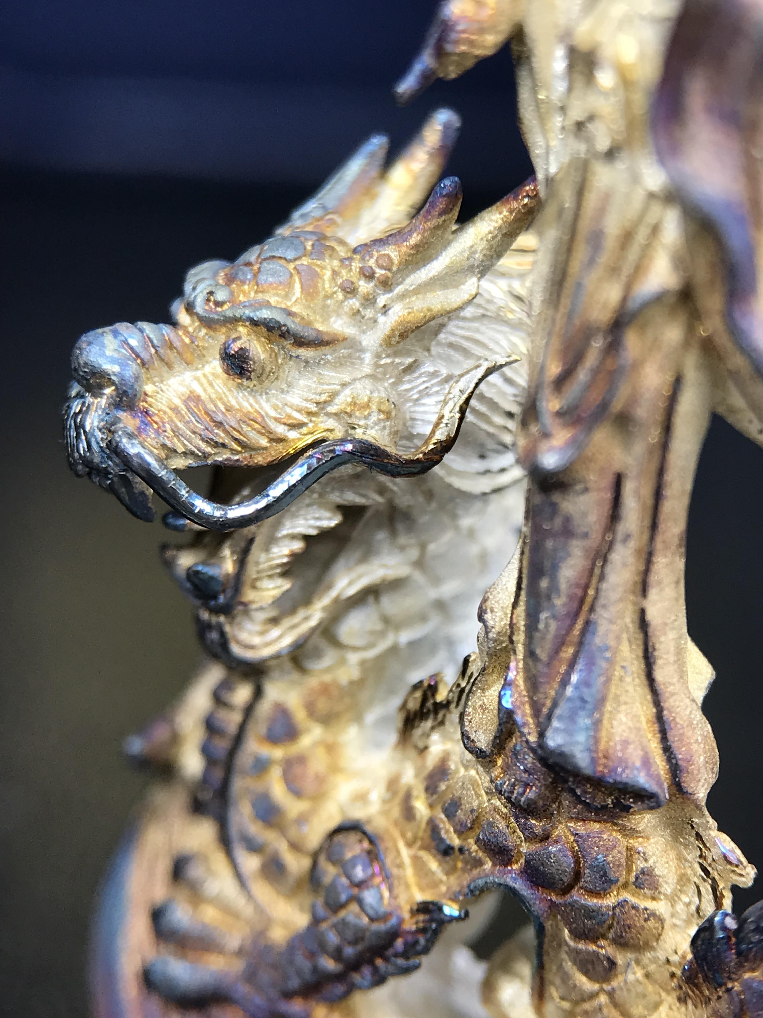 รูปหล่อลอยองค์พระโพธิสัตว์กวนอิม ทรงประทับมังกร จ.ระนอง ปี 2539 เนื้อเงิน พิมพ์ใหญ่(ผิวรุ้งไฟ)(สภาพผิวเดิมขึ้นสีรุ้งธรรมชาติสวยแบบนิยม)(เสน่ห์พระเนื้อเงินสีสันที่ธรรมชาติสรรค์สร้าง)เฉลิมฉลองในวโรกาสที่พระบาทสมเด็จพระเจ้าอยู่หัวทรงครองสิริราชสมบัติครบ50ปี