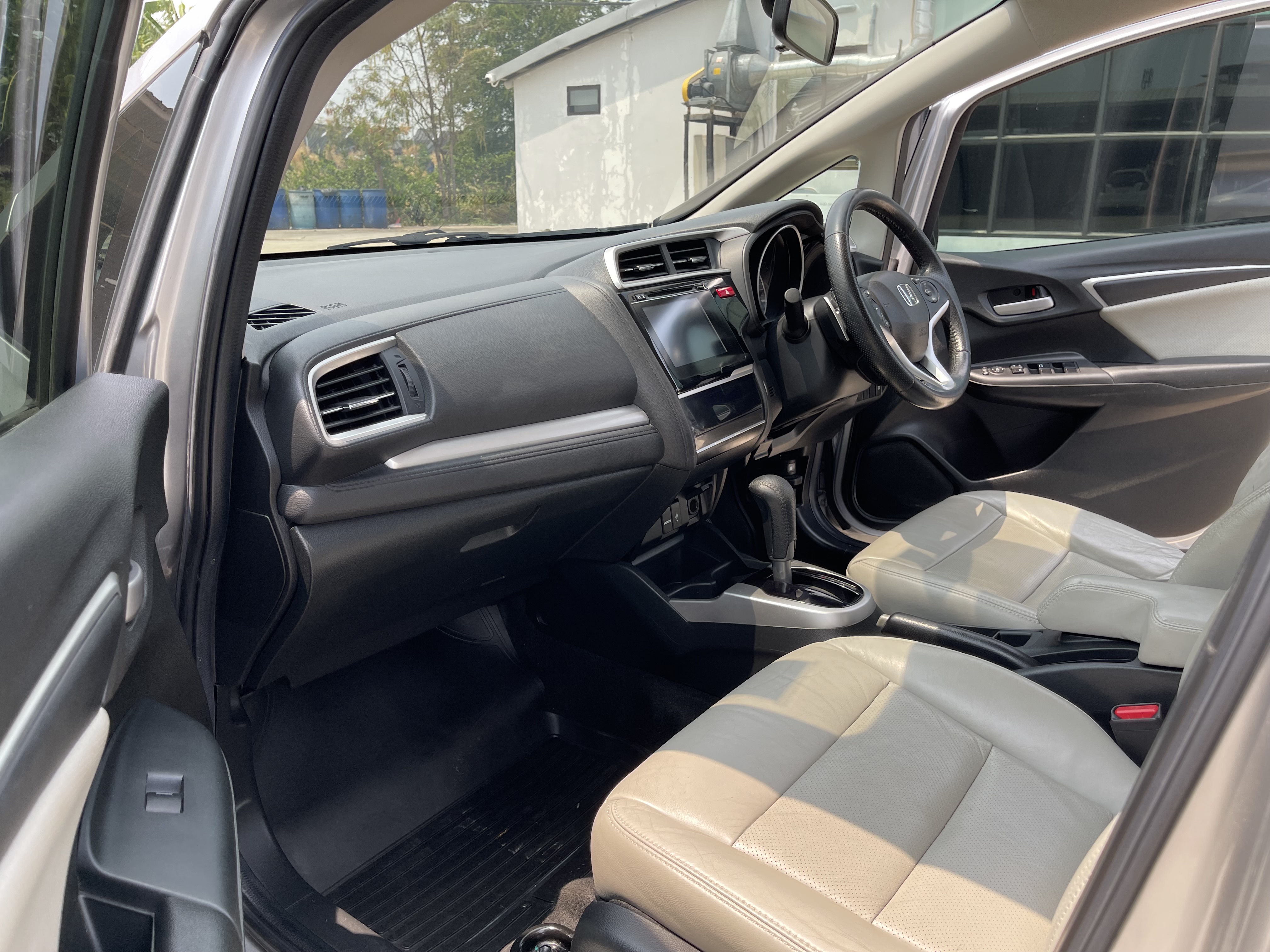 Honda Jazz 1.5 SV At 2015 เงิน