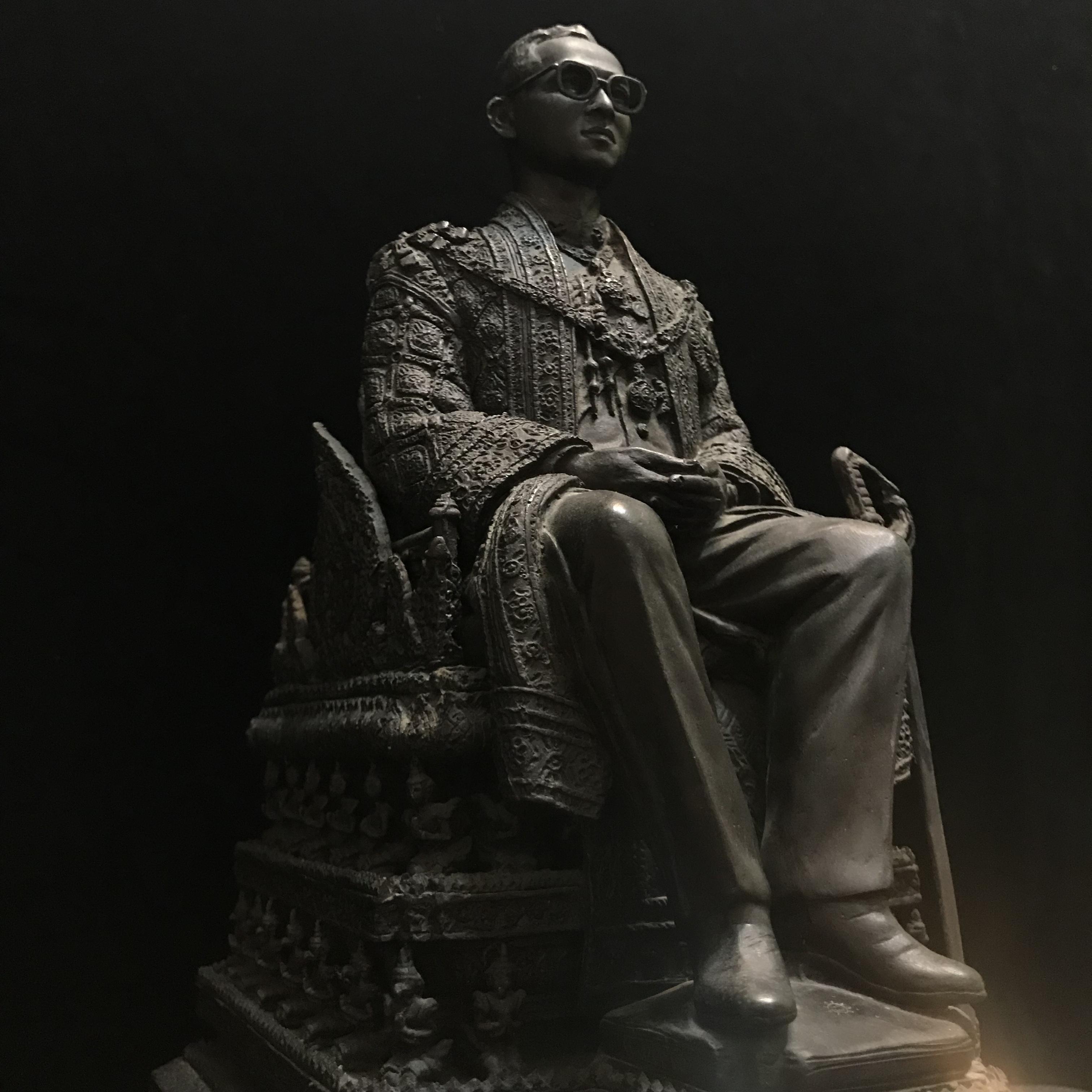 พระบรมรูปพระบาทสมเด็จพระเจ้าอยู่หัวรัชกาลที่9(นั่งบัลลังก์) กระทรวงมหาดไทยจัดสร้าง ปี2539(นิยม)