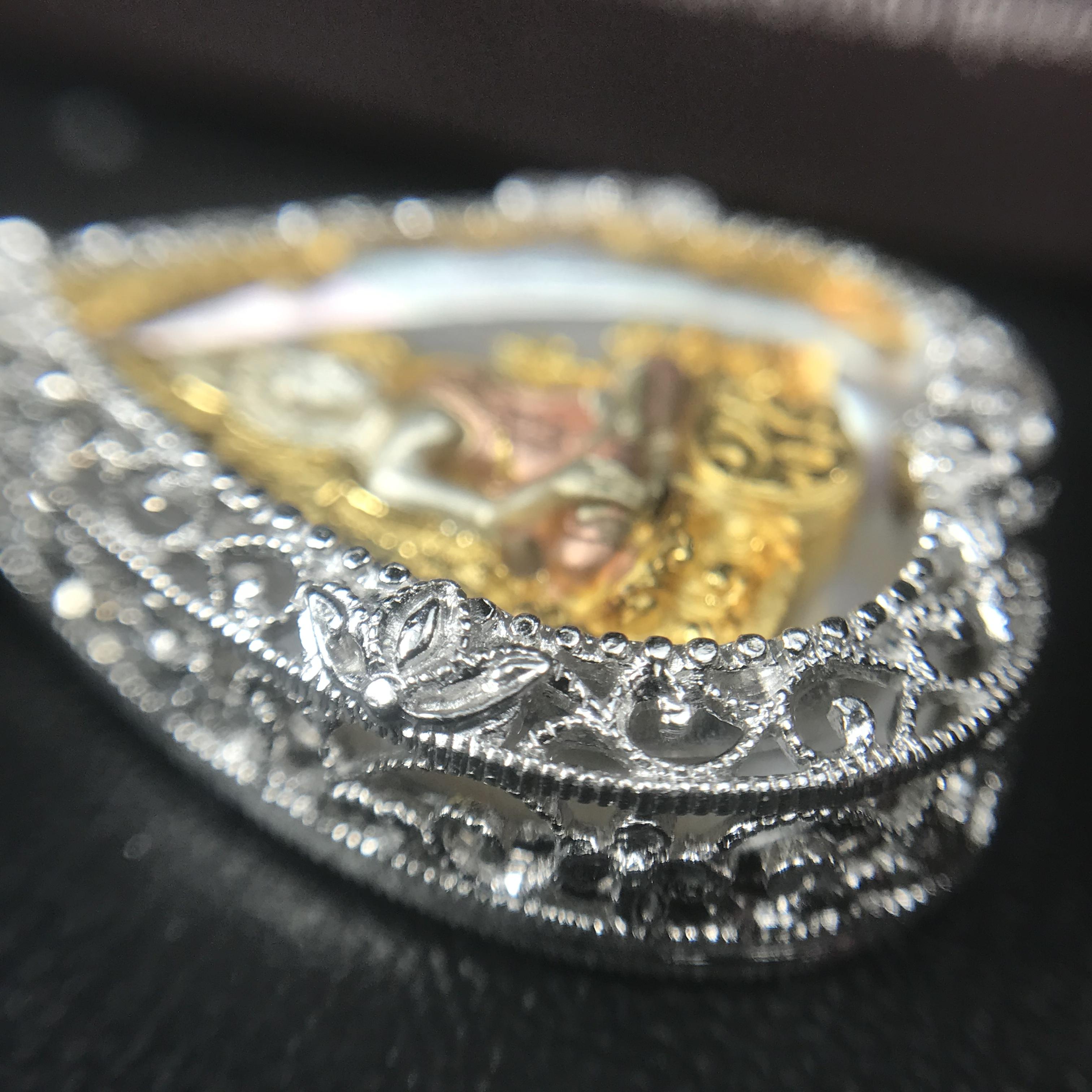 พระพุทธชินราช ภปร. โครงการ "เพราะแผ่นดินนี้ คือ แผ่นดินเกิด" ปี2548(รุ่นแรก) เหรียญทรงใบโพธิ์ ขนาด 21 x 29 มม. เนื้อเงินสามกษัตริย์ องค์พระชุบสามกษัตริย์ ล้อมด้วยกรอบเงินชุบทองคำขาวสลักเสลาเป็นลวดลายละเอียดอ่อน ส่วนพื้นองค์พระเป็นเปลือกหอยมุข