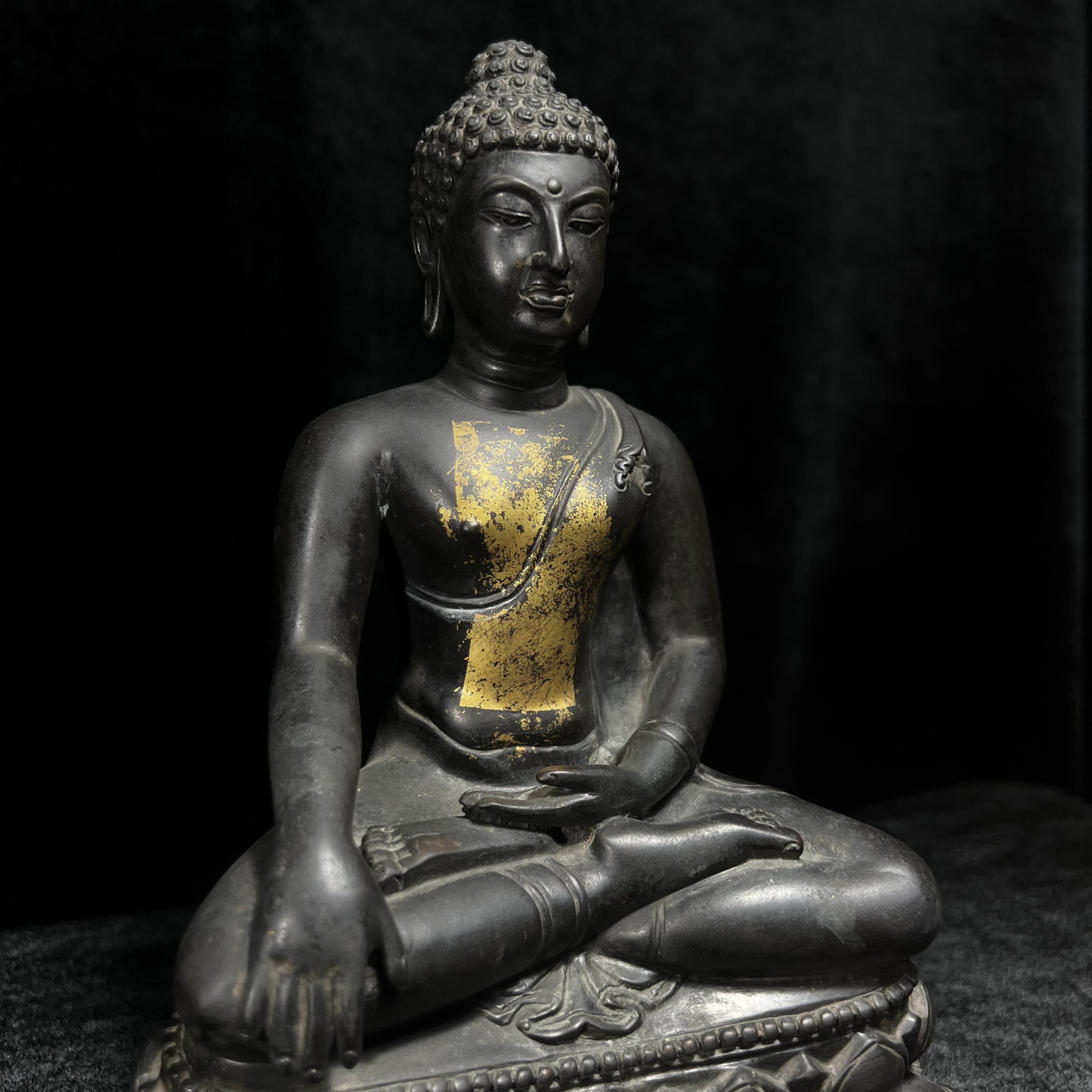 พระพุทธรูปบูชา จปร. ศิลปะไทยประยุกต์ แบบคุปตะ(อินเดีย) พระบาทสมเด็จพระเจ้าอยู่หัวรัชกาลที่ 9 ทรงเสด็จพระราชดำเนินมาในงาน เททองหล่อ ณ.วัดราชบพิธสถิตมหาสีมาราม เนื่องในงานฉลองครบ100ปี วัดราชบพิธฯ ปี 2513 เข้าหุ่นดินไทย ขนาดหน้าตัก 5 นิ้ว พิธีใหญ่