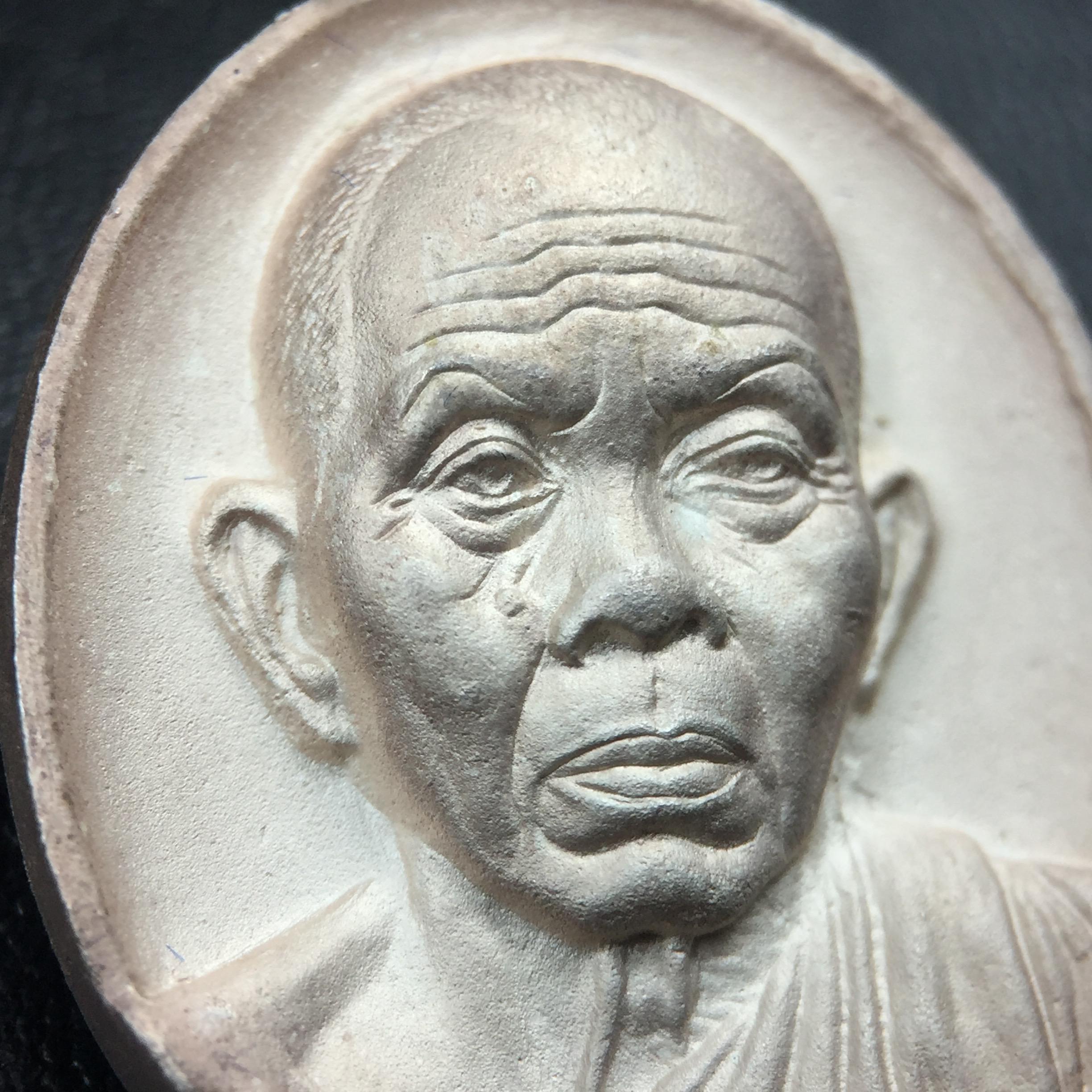 เหรียญรูปเหมือนพระญาณวิทยาคมเถร (หลวงพ่อคูณ ปริสุทโธ)ชุดกาญจนาภิเษกครองราชย์ครบ 50 ปี เนื้อเงิน วัดบวรนิเวศวิหาร ปี พ.ศ. 2538(จัดสร้างได้เหมือนหลวงพ่อคูณมาก มีรายละเอียดและความคมชัดสูง ลูกศิษย์ท่านไม่ควรพลาด วิจิตรศิลป์และพุทธศิลป์งดงาม)พิธีใหญ่