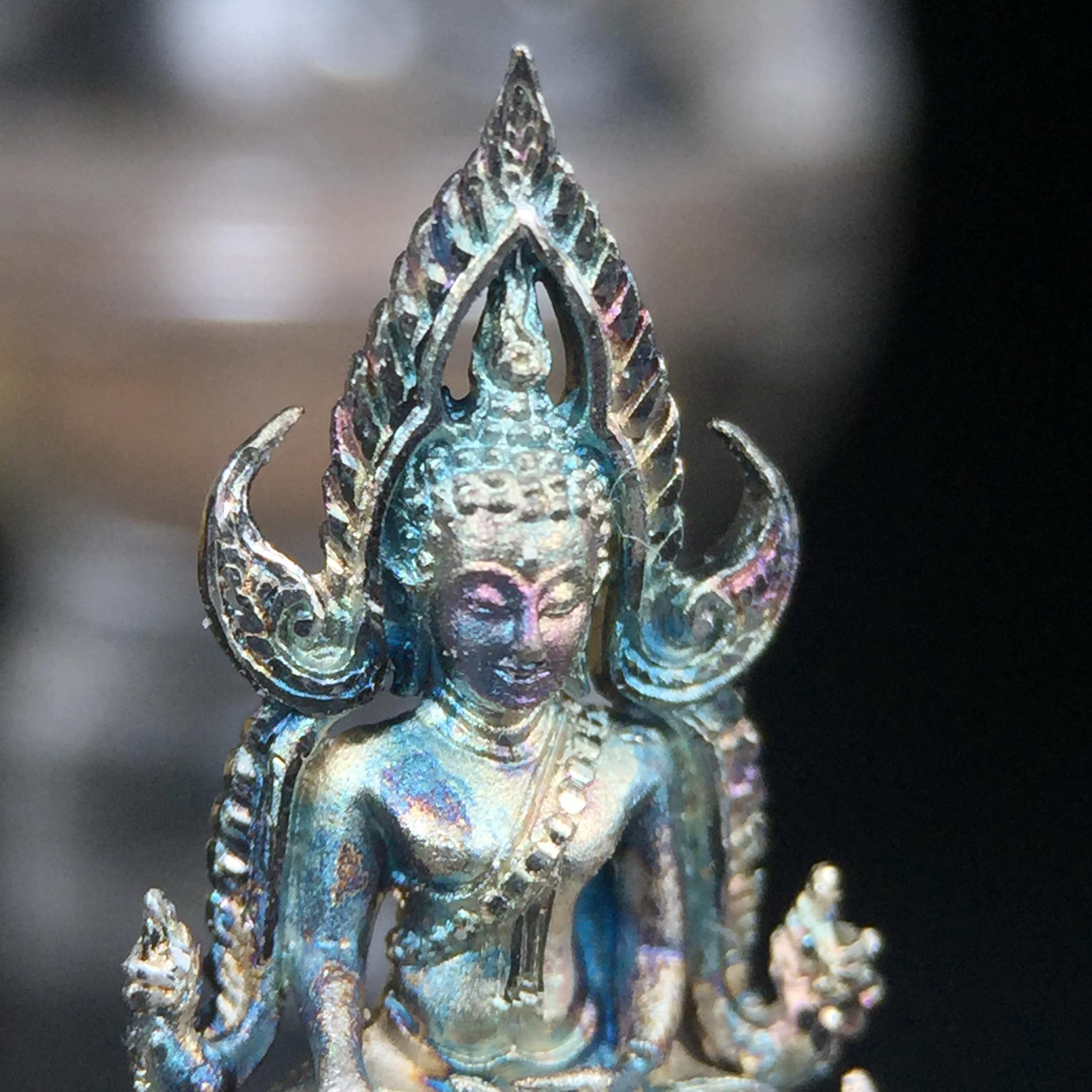 พระพุทธชินราช(จำลอง) ภปร. 84 พรรษา เนื้อเงินชุบทองคำขาว พิมพ์เล็กขนาดหน้าตัก 1/4 นิ้ว (สภาพผิวเดิมสวย ขึ้นสีรุ้งธรรมชาติ แบบนิยม)(พระราชทานมวลสาร จิตรลดาและเส้นพระเจ้า(เส้นผม))พุทธศิลป์ทรงคุณค่าอีกหนึ่งรุ่นยอดนิยม