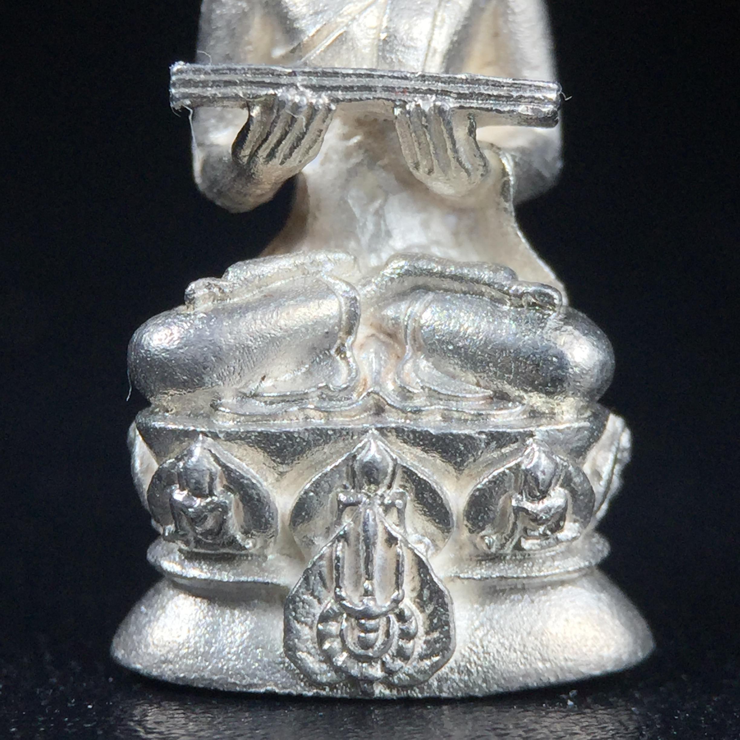 พระกริ่งปรมานุชิตชิโนรส วัดพระเชตุพนวิมลมังคลาราม(วัดโพธิ์) ปี2533 เนื้อเงิน ( ในหลวงรัชกาลที่9เสด็จเททอง)พิธีใหญ่ งดงามด้วยพุทธศิลป์เปี่ยมด้วยพุทธคุณ อีกหนึ่งรุ่นที่แนะนำสะสมบูชา