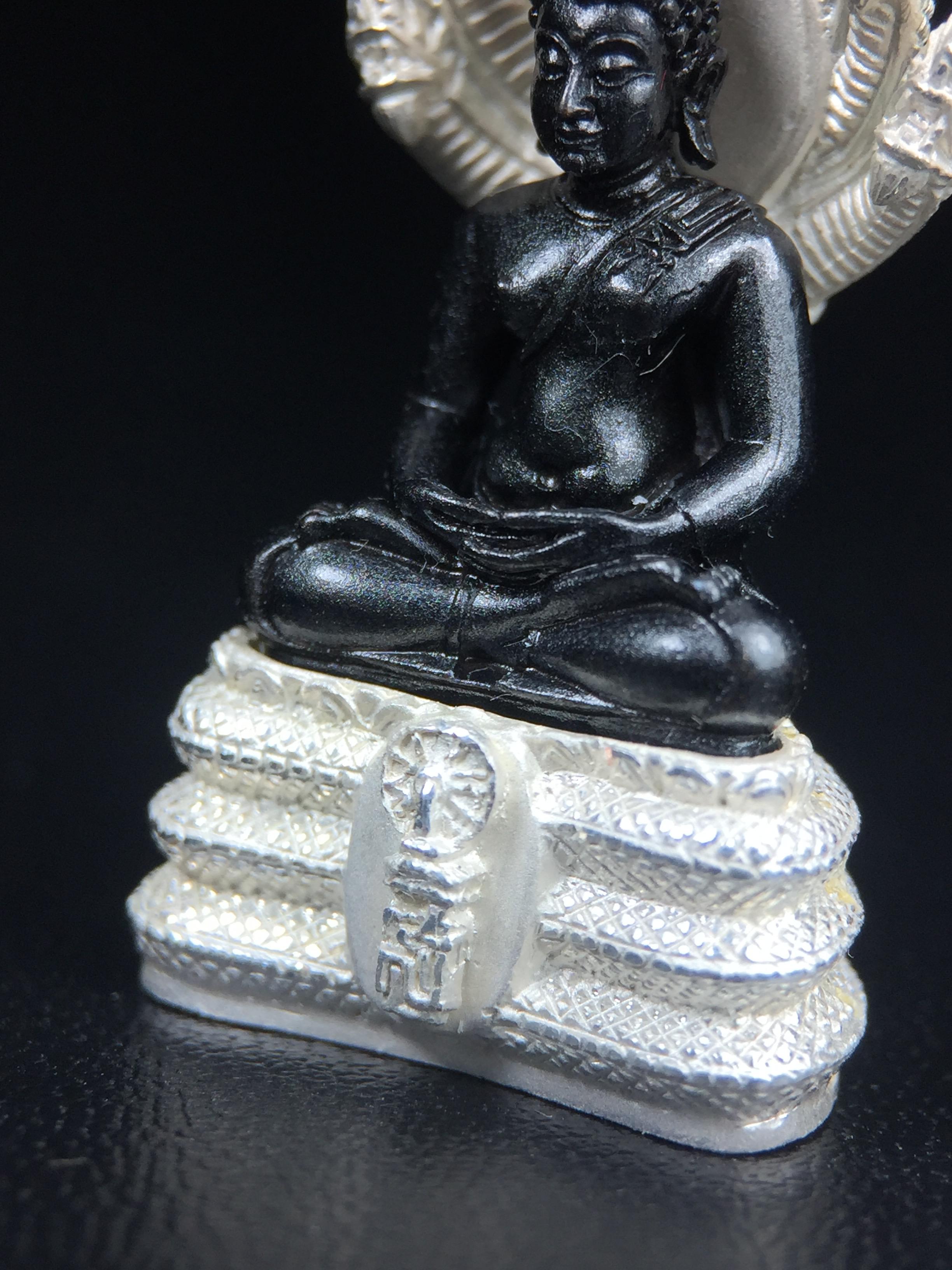 พระนาคปรก สธ. รุ่นสร้างพระอุโบสถเฉลิมพระเกียรติ 4 รอบ 84 พรรษา สมเด็จพระเทพรัตนราชสุดาฯ วัดบวรนิเวศวิหาร ปี 2543 พิมพ์ใหญ่ องค์พระเนื้อนวโลหะ ฐานนาคปรกเนื้อเงิน(สภาพ สวย )พิธีใหญ่ พุทธศิลป์งดงาม หายาก(องค์หมายเลขสวย ๘๓๘) (1 ใน 1999 องค์)