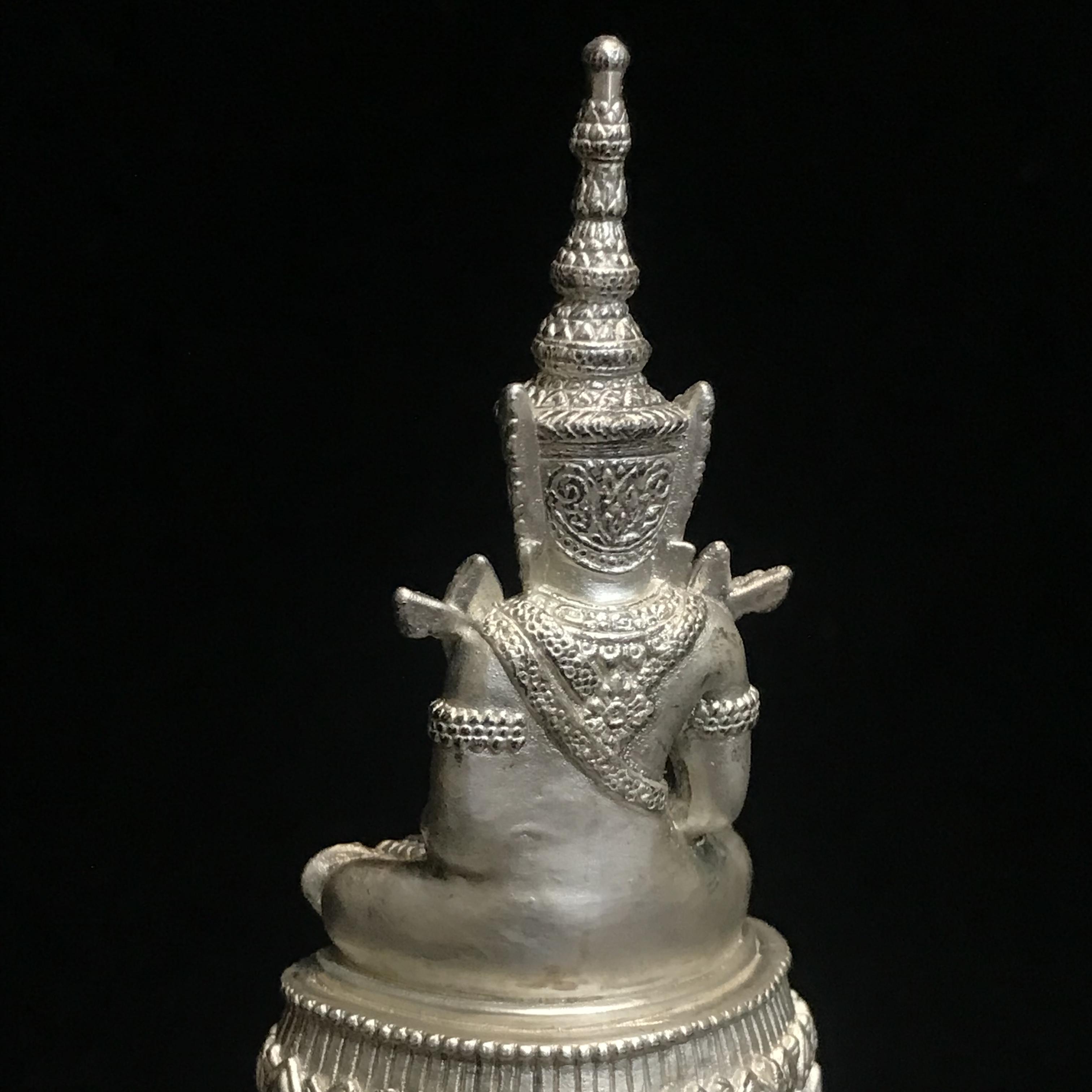 พระแก้วมรกต ภปร.(รุ่นแรก) ปี2545 รุ่นฉลองกรุงรัตนโกสินทร์ครบ 220 ปี หล่อลอยองค์ เนื้อเงิน ขนาดบูชา 50*90 มม. พร้อมฐานวางครอบแก้วเดิม(สวยงามและหายากมาก)