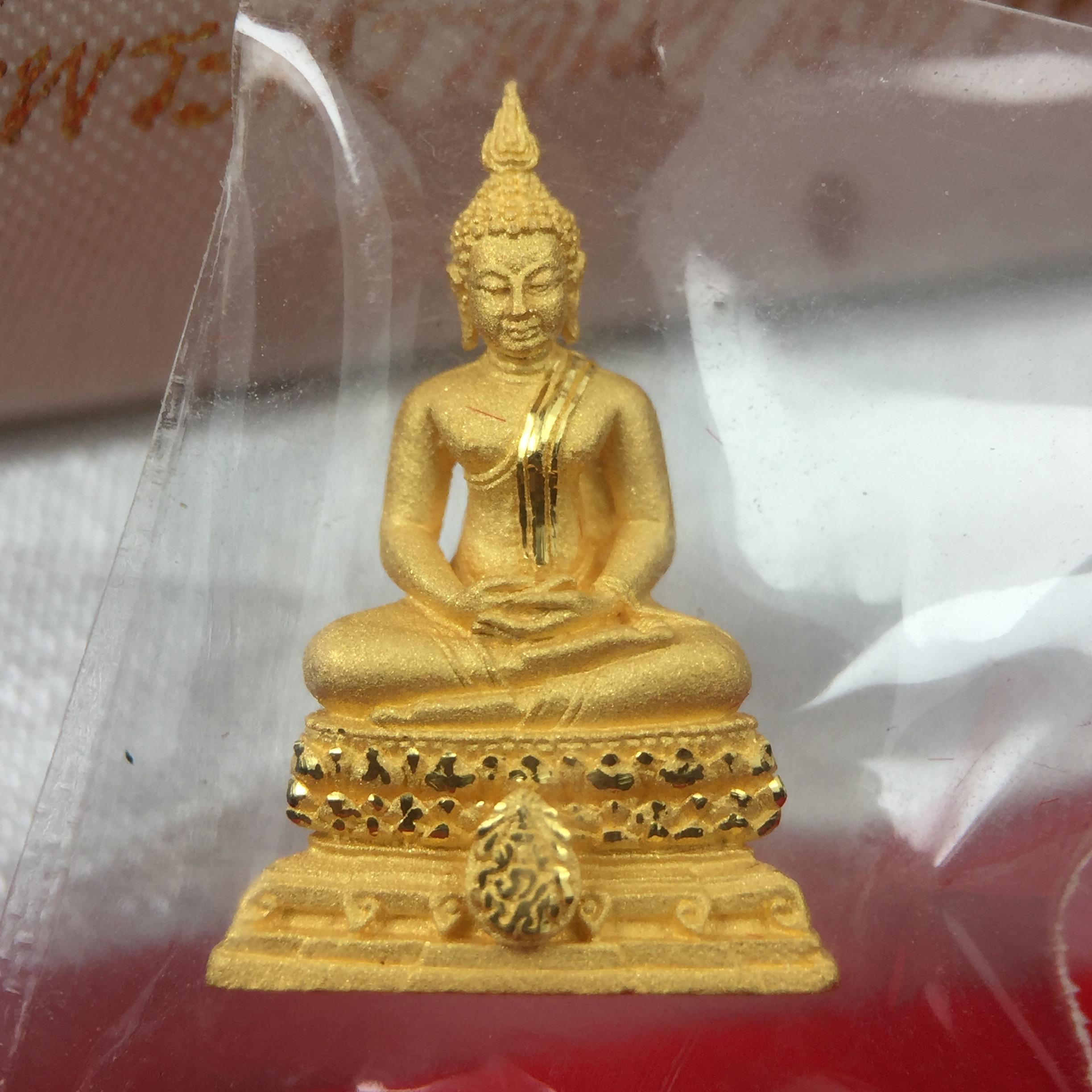 พระชัยวัฒน์พุทธสิหิงค์ ภปร. รุ่นสร้างหอพระธรรมศาสตร์ ปี2542 เนื้อทองคำ(5.9 กรัม)(ผิวเดิม ซีนซองเดิม กล่องครบสวยสมบูรณ์) มหาพิธี 3วาระอันยิ่งใหญ่(ตอกโค๊ตและหมายเลข๘๒๑) (1ใน5000องค์)