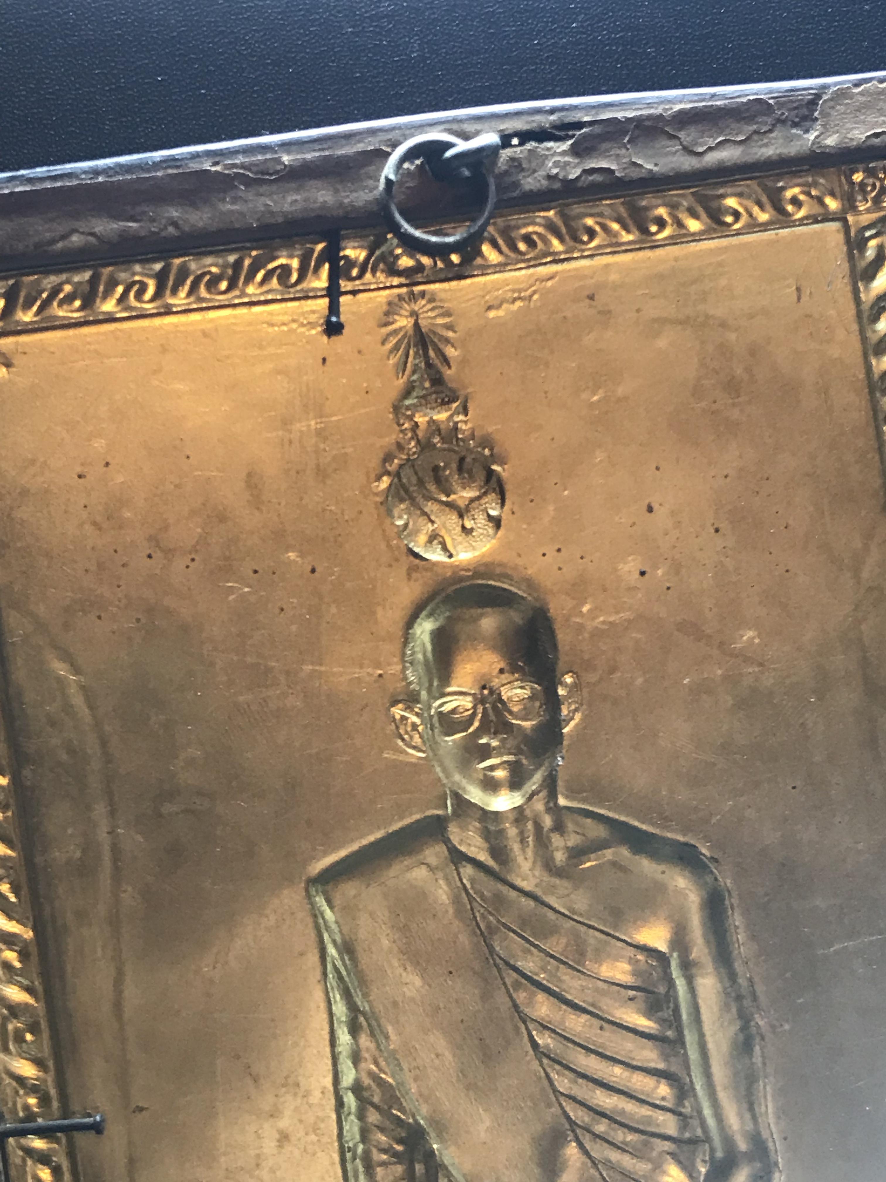 แผ่นปั๊มในหลวงทรงผนวช วัดบวรนิเวศวิหาร พ.ศ.2508 เนื้อโลหะกะไหล่ทองกรอบไม้เดิมเก่า