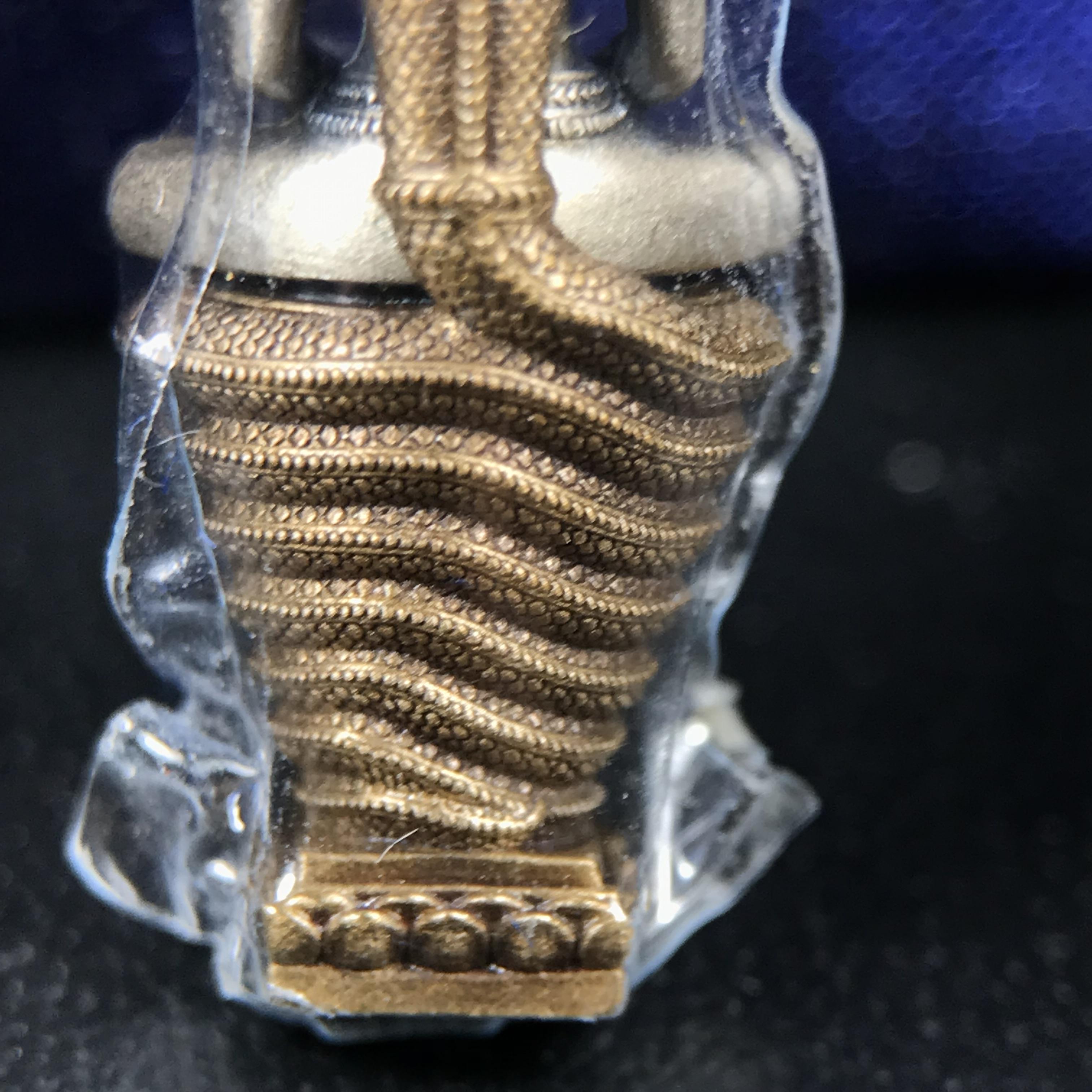 พระพุทธสิรินาคเภษัชยคุรุจุฬาภรณ์ ที่ระลึกโรงพยาบาลจุฬาภรณ์ พระกริ่งเงินฐานบรอนซ์ ขนาดความสูง 2.7 เซนติเมตร สภาพสวย ซีนซองกล่องบรรจุเดิมครบ องค์หมายเลข ๑๗๙๗