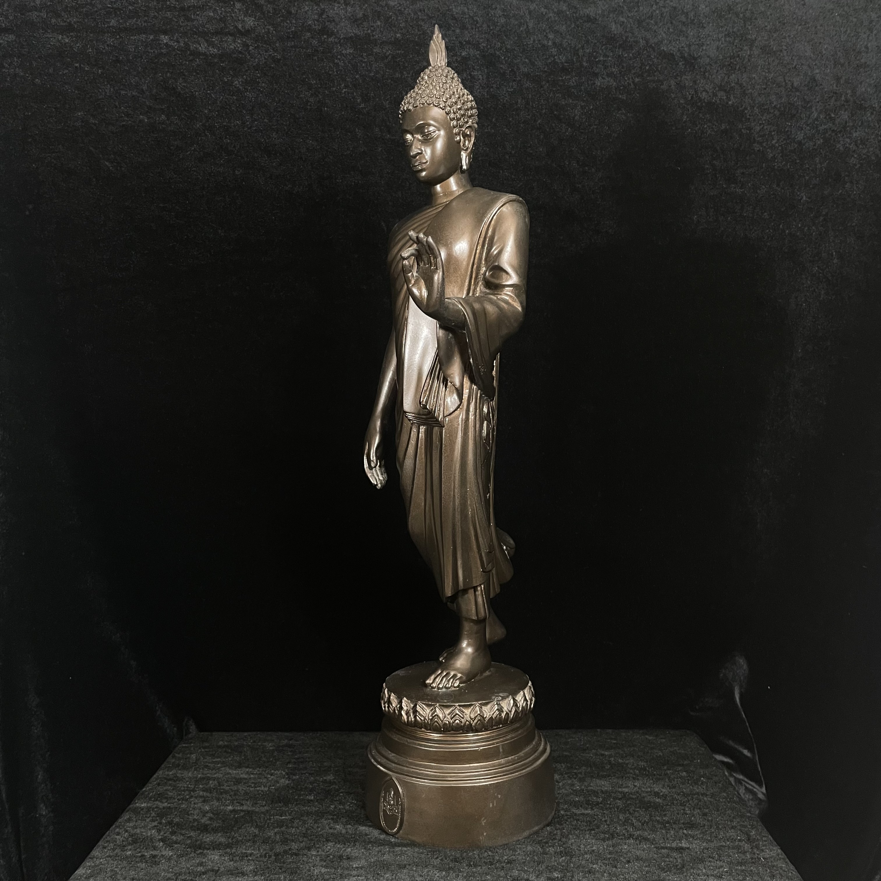 พระบูชา 25พุทธศตวรรษ พระศรีศากยะทศพลญาณ ประธานพุทธมณฑลสุทรรศน์ ปี2530 ตราสัญลักษณ์ ในมหาวาระพระชนมพรรษา ครบ 5 รอบ 60 พรรษา เมื่อ 5 ธันวาคม ปี 2530 หมายเลข (๑๕)๔๐๕ (เลขสวยผลรวมได้ 9 เจริญก้าวหน้าในทุกๆด้าน) ขนาดความสูง 15 นิ้ว รวมฐานสูง 18 นิ้ว(นิยมหายาก)