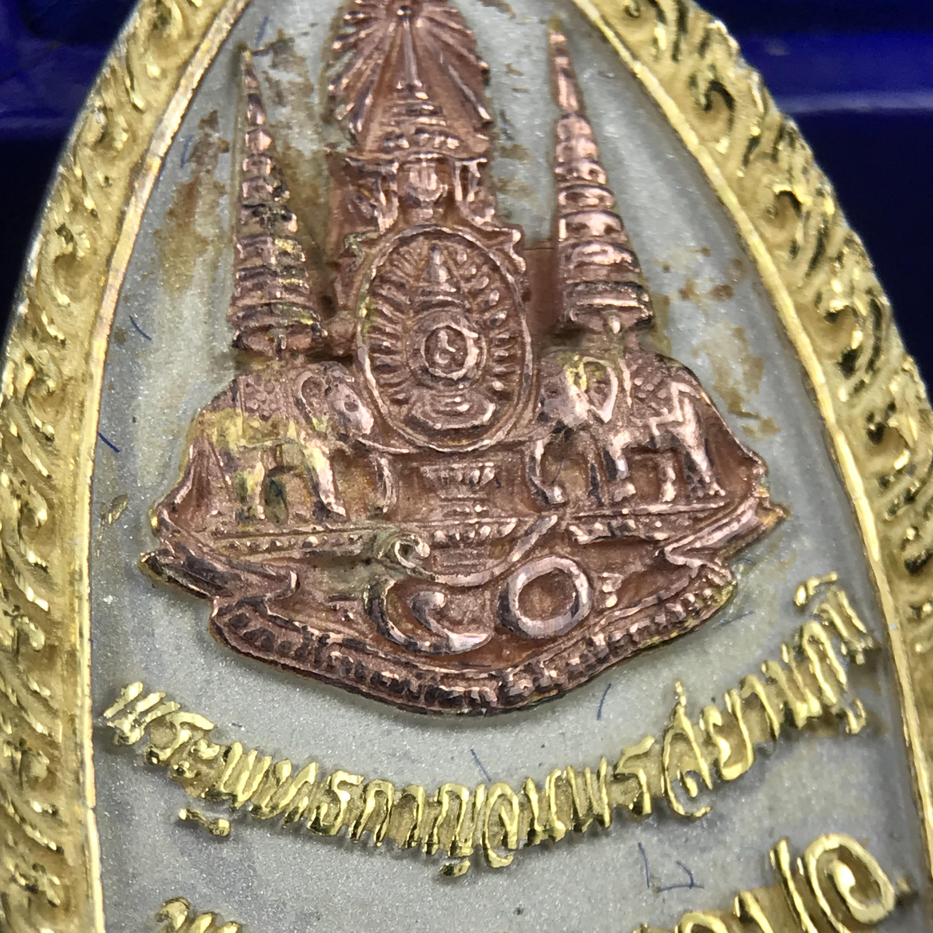 พระพุทธกาญจนพรสยามภูมิ ภปร. ปี 2539 เนื้อเงินสามกษัตริย์พื้นทรายประกาย(ผิวเดิมสวย) พิมพ์ทรงใบขนุน ขนาด3.2ซม. พระพุทธรูปประจำพระชนมวาร รัชกาลที่9 จัดสร้างในวโรกาสทรงครองสิริราชสมบัติครบ50ปี(องค์หมายเลขมหามงคลเลข ๙๙๙(เจริญก้าวหน้าในทุกด้าน)(1 ใน 5000 องค์)