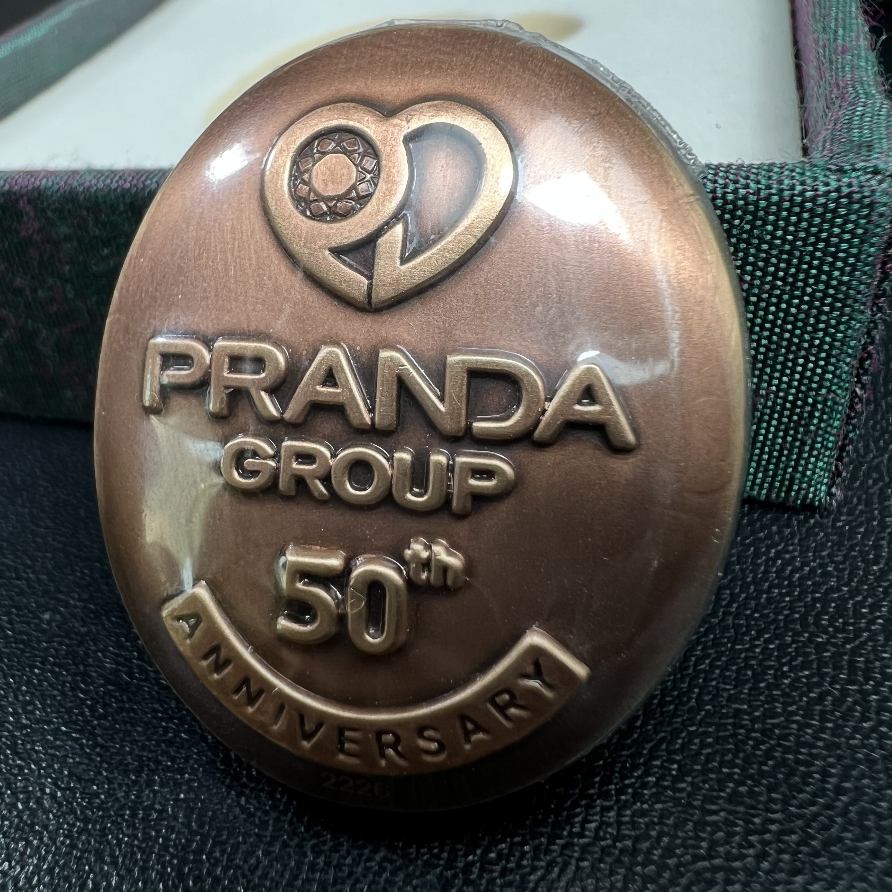 พระพิฆเนศ ประทานศิลป์ ที่ระลึกครบรอบ 50 ปี กลุ่มบ.แพรนด้าจิวเวลรี่ เนื้อบรอน์3กษัตริย์ ออกแบบได้สวยวิจิตรงดงาม ได้อัญเชิญมวลสารอันเป็นมงคลที่ได้ปลุกเสกแล้ว หลอมรวมเป็นเนื้อเดียวกับเหรียญ เพื่อความเป็นศิริมงคล สถิตย์สถาพร สืบไป