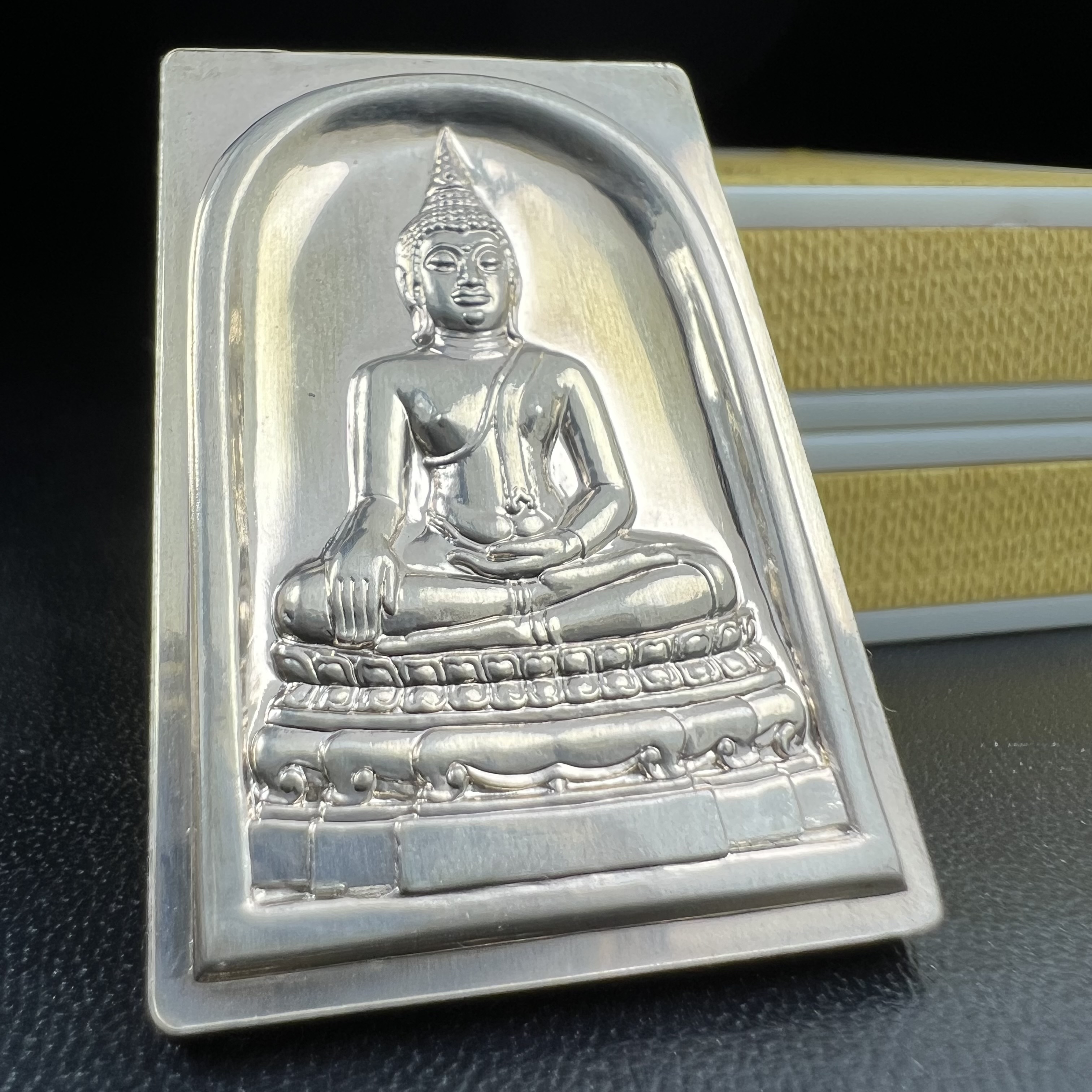 พระพุทธชินสีห์ หลังตรา ปรมาภิไธยย่อ ภปร. ในวโรกาสเฉลิมพระชมพรรษาในหลวงรัชกาลที่9 ครบ 7 รอบ และ ที่ระลึกสมโภชวัดบวรนิเวศวิหารครบ 175 ปี พ.ศ.2554 เหรียญเนื้อเงิน พิมพ์ใหญ่ ขนาดสูง 3.8 ซม. พร้อมกล่องบรรจุเดิมพระราชทาน(1 ใน 1585 เหรียญ)หายาก