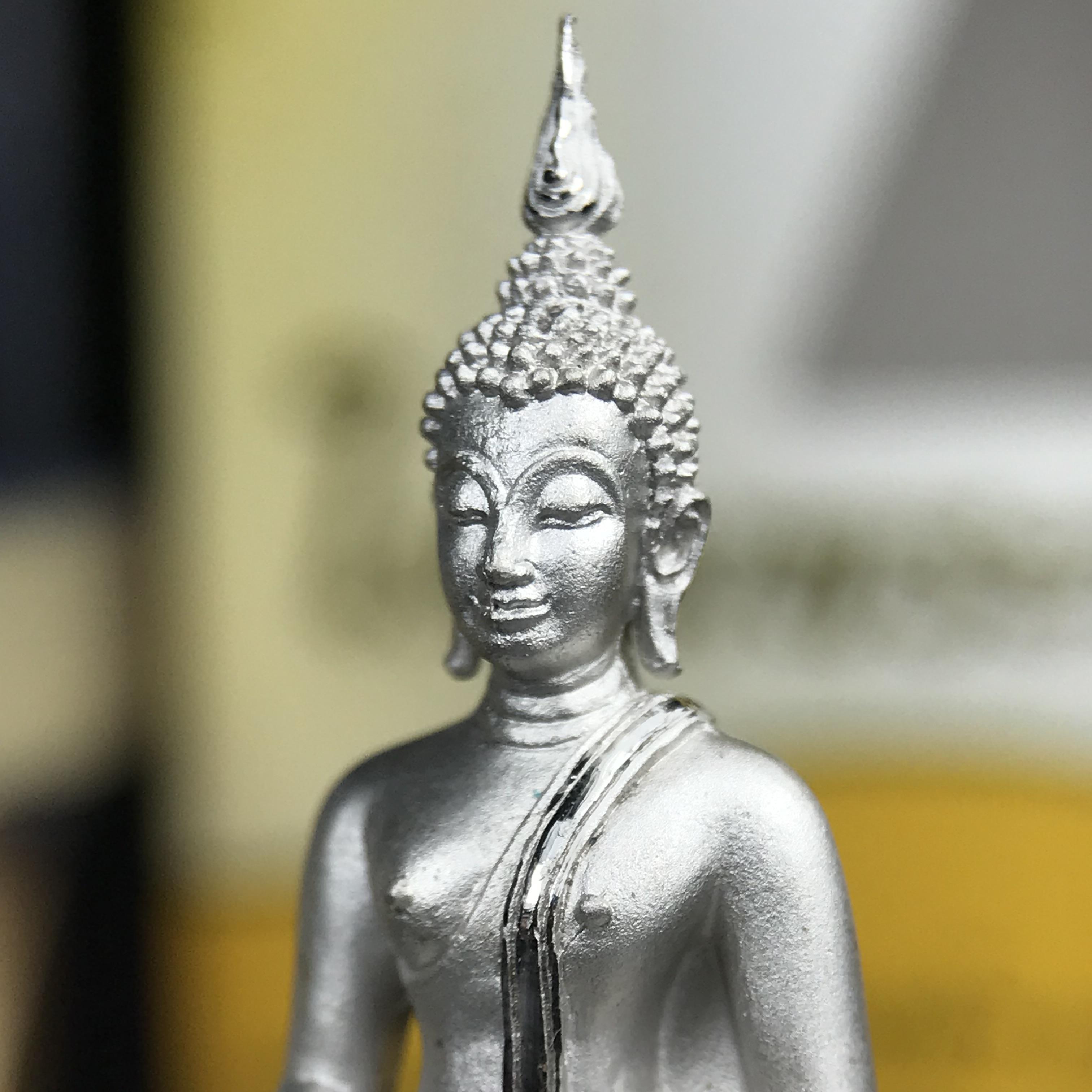 พระพุทธรูปคุ้มเกล้า ภปร.(ใต้ร่มพระบารมี คุ้มเกล้า) 60ปี โรงพยาบาลภูมิพลฯ พ.ศ.2552 เนื้อเงิน ชุบทองคำขาว(พิมพ์ใหญ่ขนาด 35.5*24 มม.)สภาพสวยเดิมพร้อมกล่องบรรจุเดิม ตอกโค๊ดหมายเลข ๘๒๒ หายาก(1ใน5000 องค์)