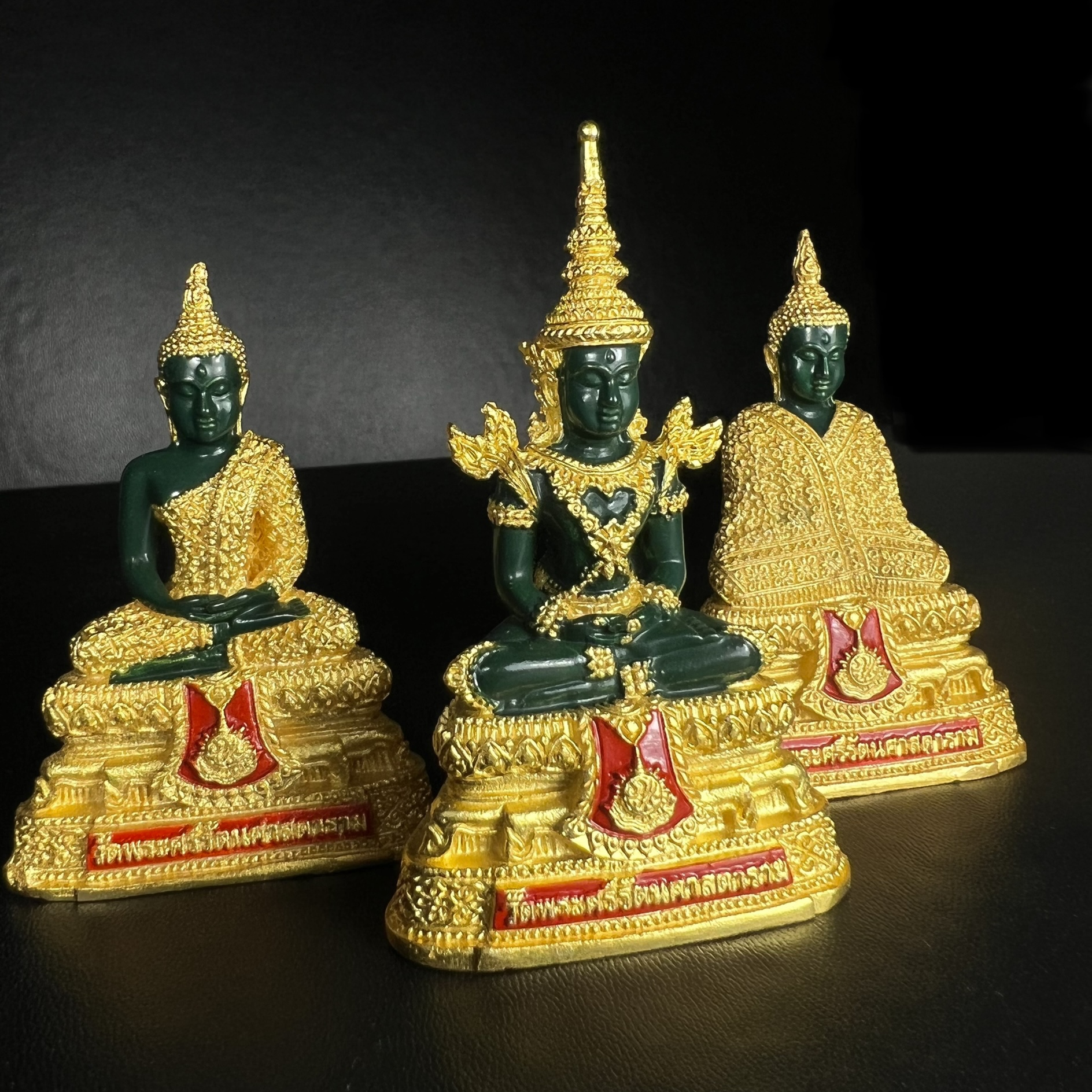 พระพุทธมหามณีรัตนปฏิมากร(พระแก้วมรกต) วัดพระศรีรัตนศาสดาราม สำนักพระราชวัง จัดสร้าง ชุด 3 ฤดู(ร้อน ฝน หนาว) หน้าตัก 2 นิ้ว(บรรจุมวลสารใต้ฐาน)