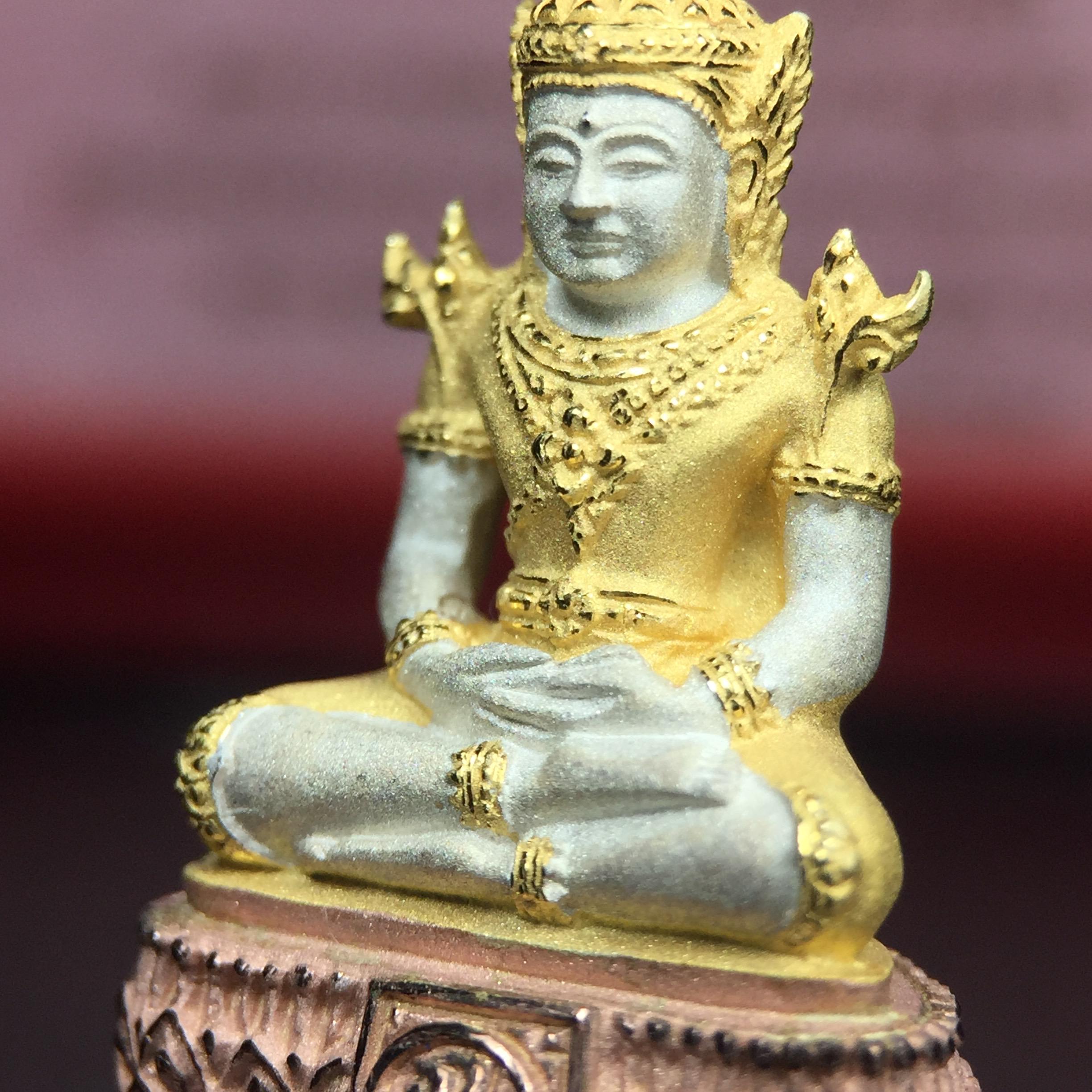 พระแก้วมรกต ภปร.(รุ่นแรก) ปี2545 จัดสร้างในมหาวโรกาส พระบาทสมเด็จพระเจ้าอยู่หัวรัชกาลที่ 9 ครบรอบ 75 พรรษา และฉลองกรุงรัตนโกสินทร์ครบ 220 ปี พิมพ์ลอยองค์ใหญ่ เนื้อเงินบริสุทธิ์ 92.5%(สามกษัตริย์) ขนาด 19*35 มม. พร้อมกล่อง สวยครบสมบูรณ์(องค์หมายเลข ๑๗๒๐)