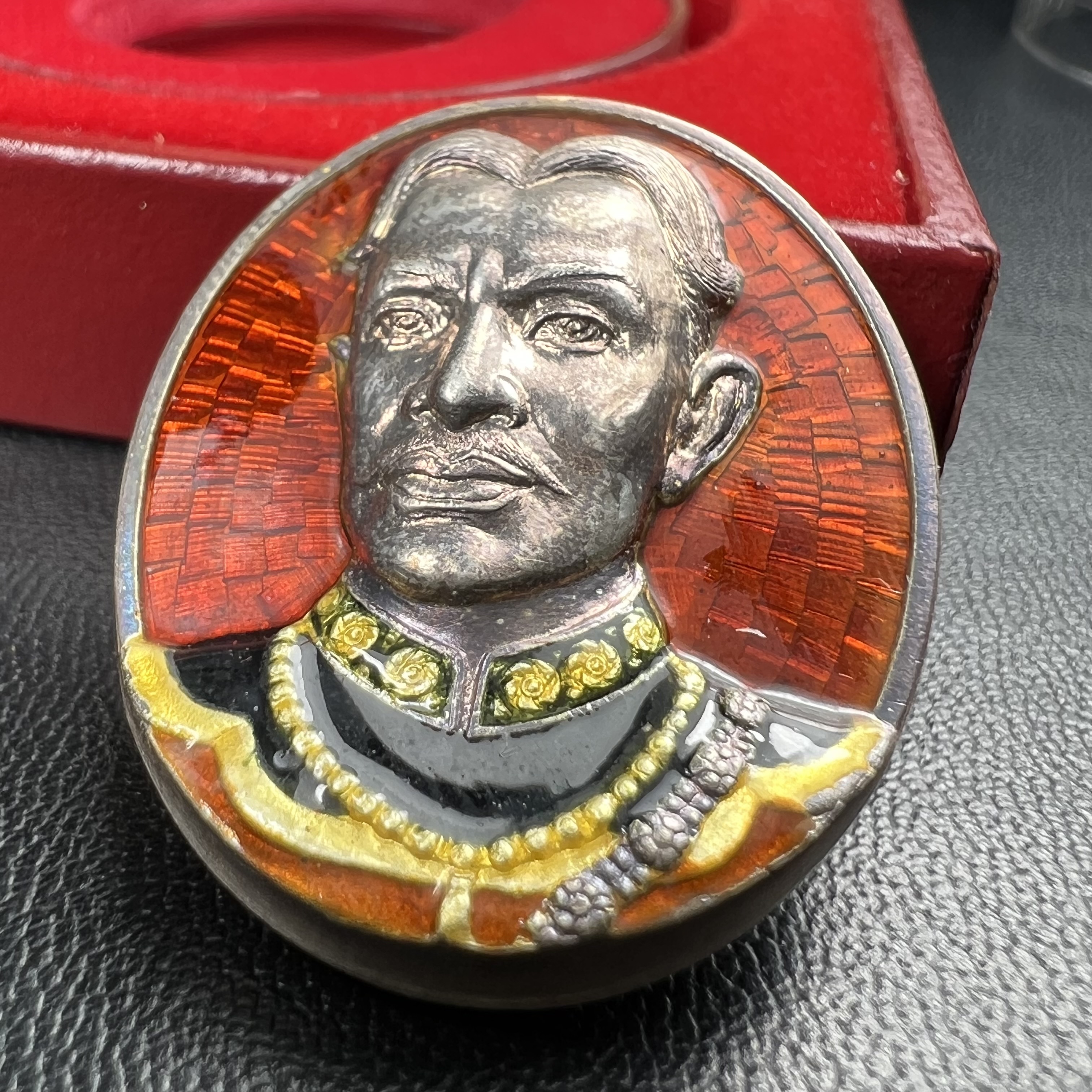 เหรียญพระบรมรูปเหมือนสมเด็จพระเจ้าตากสินมหาราช รุ่นโชคมงคล ปี 2545 เนื้อเงินลงยา พิธีเทวาภิเษก ณ อนุสาวรีย์ วัดพิชัยสงคราม ณ พระวิหารสมเด็จพระเจ้าตากสินมหาราช วัดอินทาราม ธนบุรี พิธีบวงสรวงขอบารมี ณ อนุสาวรีย์พระเจ้ากรุงธนบุรี วงเวียนใหญ่(พิธีใหญ่สภาพสวย)