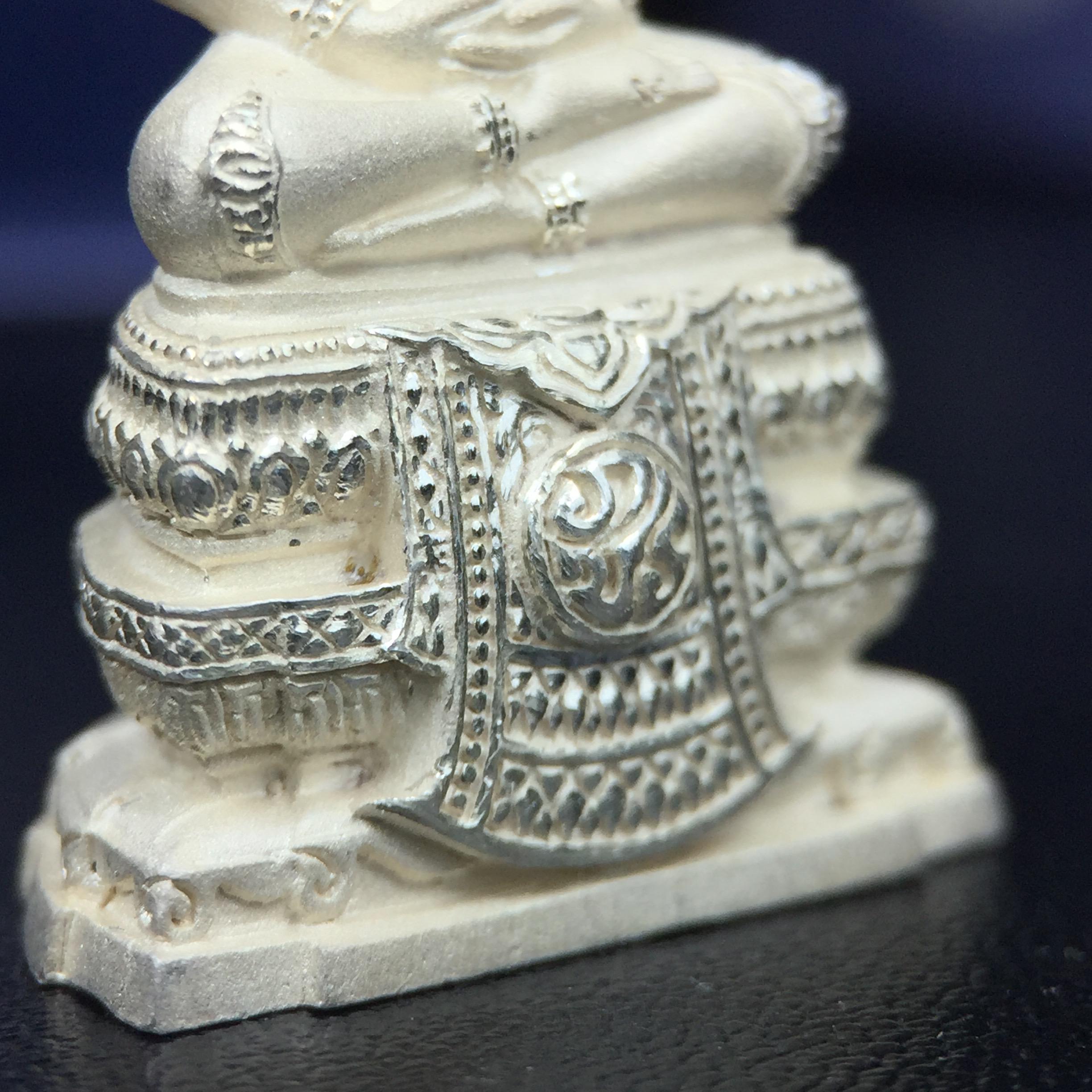 พระแก้วมรกต ภปร. ปี2547 จัดสร้างโดย รพ.ภูมิพลฯ เนื้อเงิน ลอยองค์ หน้าตัก 1/2 นิ้ว งดงามทรงคุณค่าอีกหนึ่งรุ่นยอดนิยม หายาก(1ใน3000องค์)