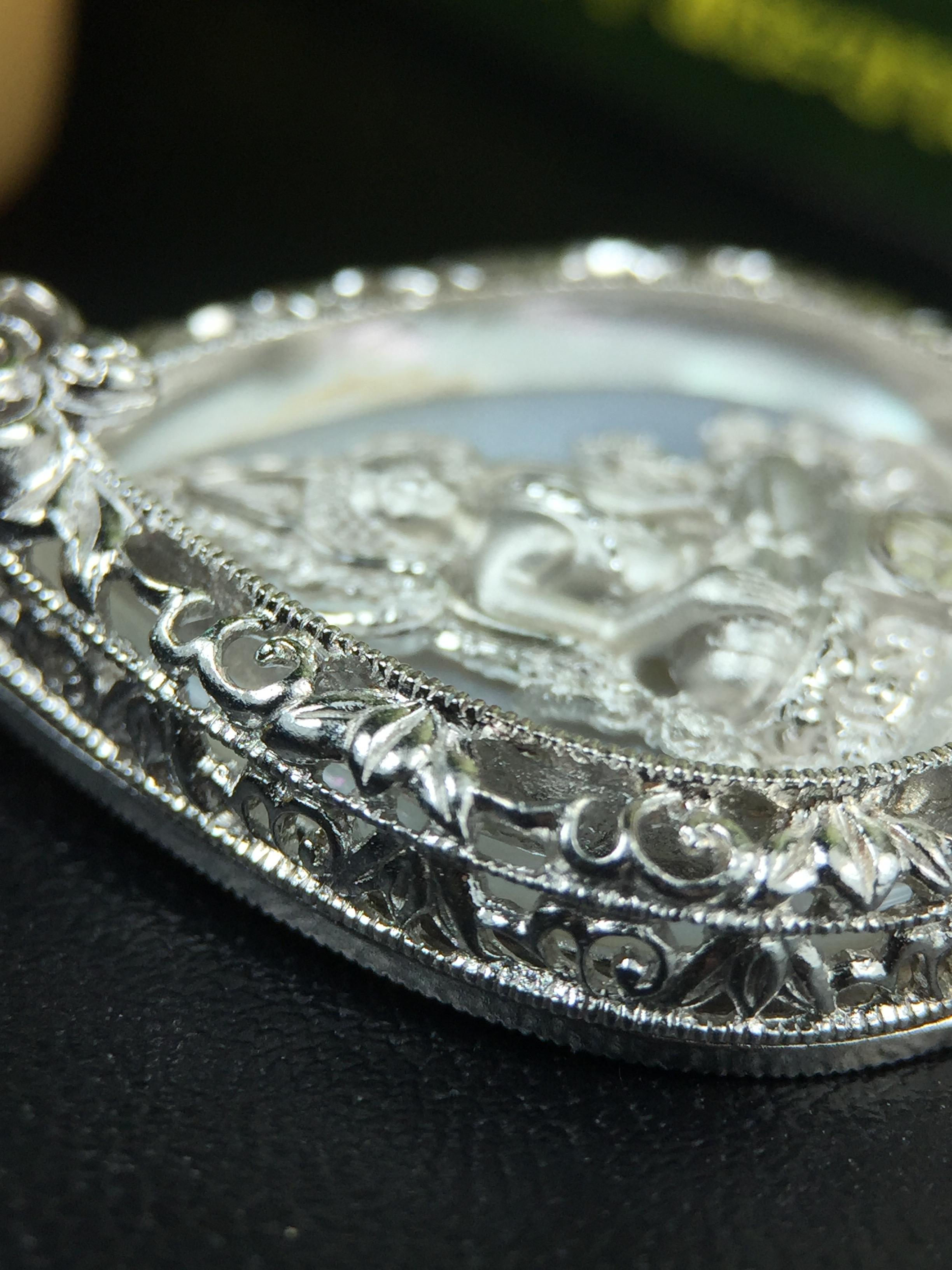 พระพุทธชินราช(จำลอง) ภปร. 84 พรรษา ทรงหยดน้ำ เนื้อเงินชุบทองคำขาว ขนาด 20*36 มม. (พระราชทานมวลสาร จิตรลดาและเส้นพระเจ้า(เส้นผม)รัชกาลที่9)พุทธศิลป์ทรงคุณค่าอีกหนึ่งรุ่นยอดนิยม งดงาม ทรงคุณค่า หายาก