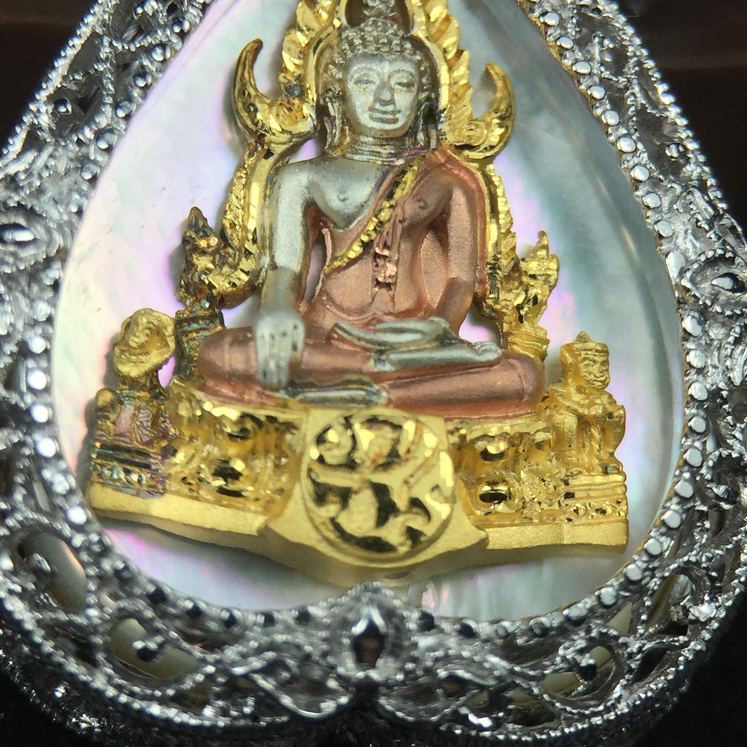 พระพุทธชินราช ภปร. โครงการ "เพราะแผ่นดินนี้ คือ แผ่นดินเกิด" ปี2548(รุ่นแรก) เหรียญทรงใบโพธิ์ ขนาด 21 x 29 มม. เนื้อเงินสามกษัตริย์ องค์พระชุบสามกษัตริย์ ล้อมด้วยกรอบเงินชุบทองคำขาวสลักเสลาเป็นลวดลายละเอียดอ่อน ส่วนพื้นองค์พระเป็นเปลือกหอยมุข