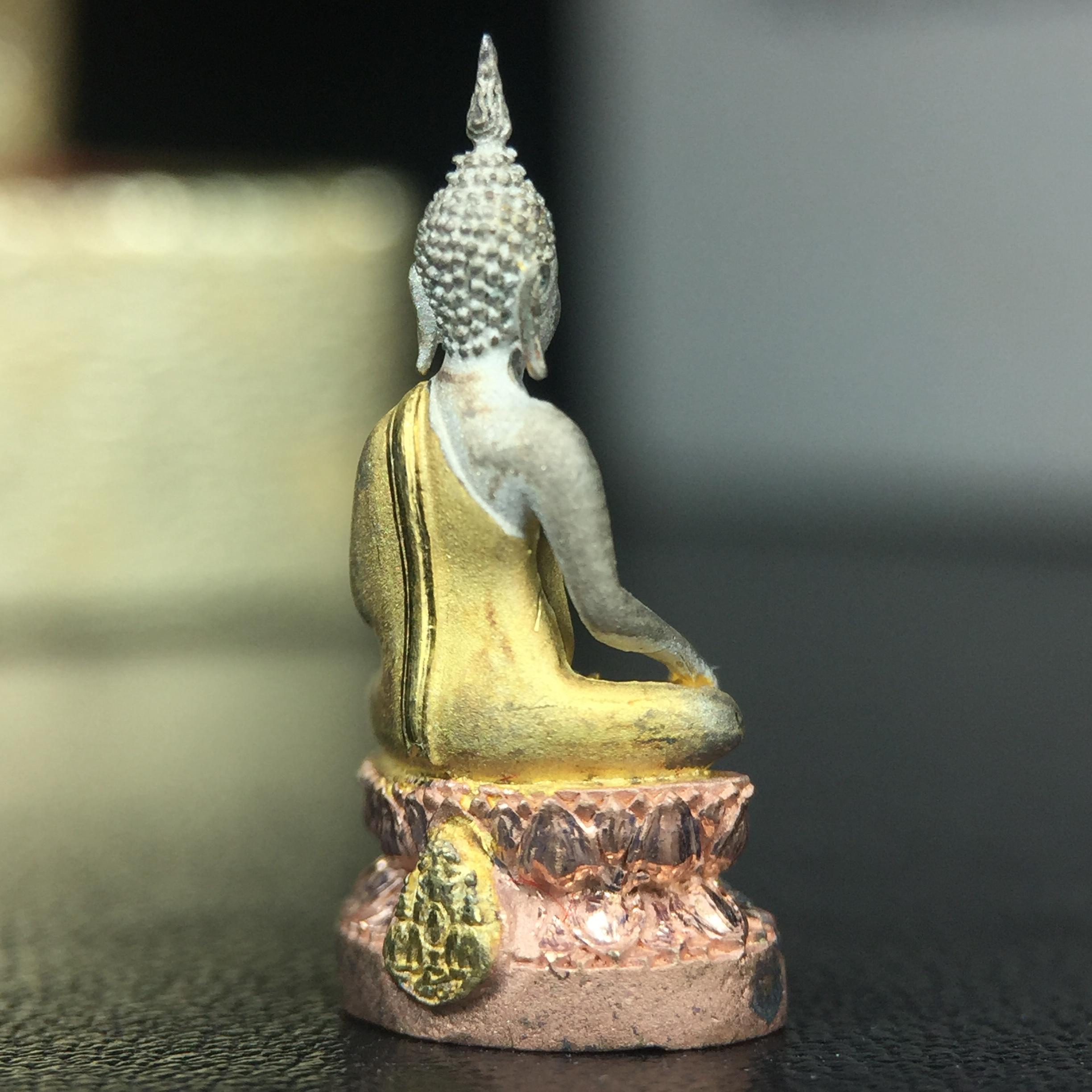 พระชัยวัฒน์พระพุทธนวราชบพิตร ครองสิริราชสมบัติครบ 50 ปี พ.ศ.2540 ขนาดสูง 1.9 ซม. เนื้อเงินสามกษัตริย์(ผิวเดิม) พร้อมกล่องบรรจุเดิมครบสมบูรณ์ 1ใน 9500 องค์(พุทธนวราชบพิตร นิมิตรหมายแห่งความสามัคคี ด้วยไมตรีแห่งองค์พระภูมิพล)