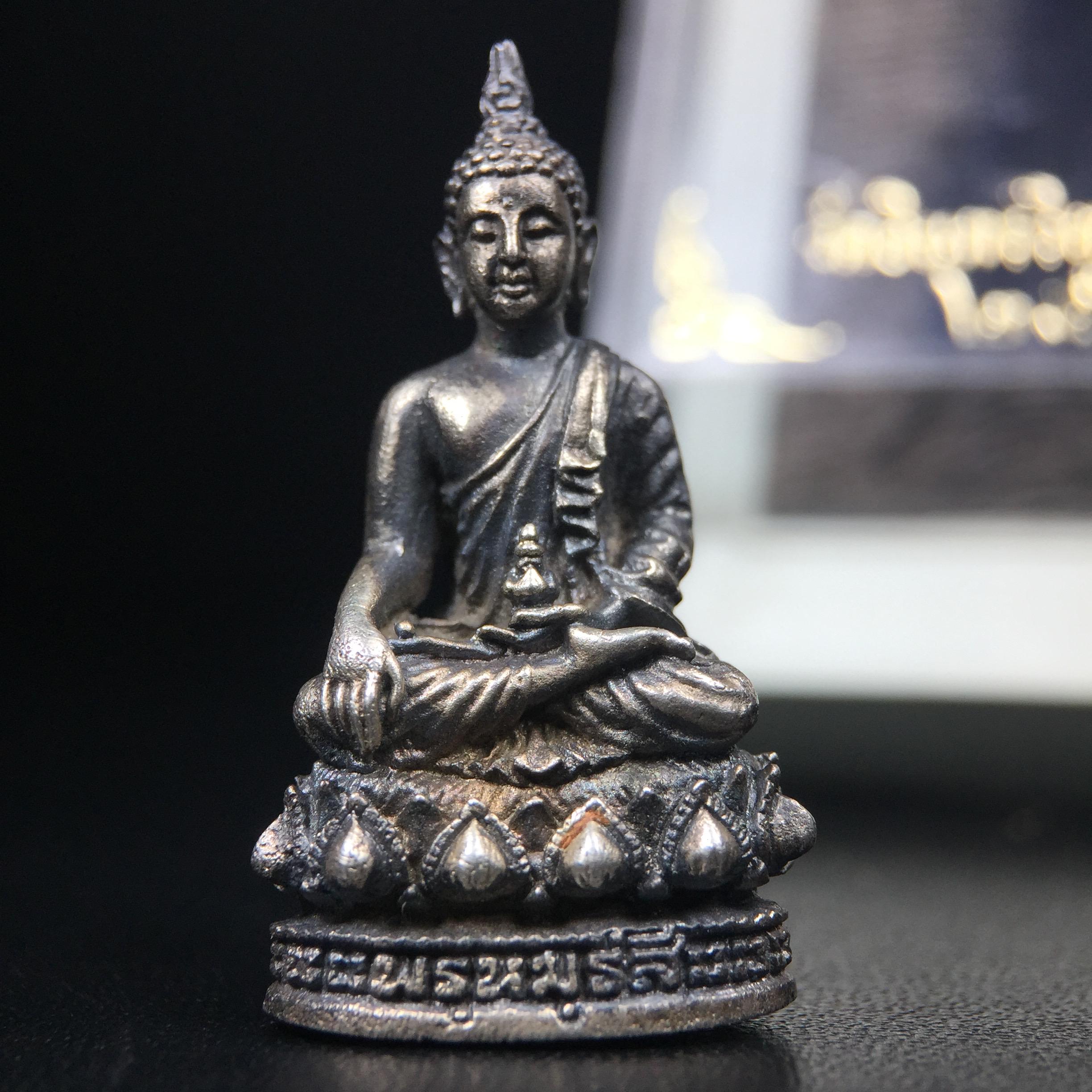 พระกริ่งพรหมรังสี อนุสรณ์ 190 ปี สมเด็จพระพุฒาจารย์ โต วัดอินทรวิหาร ปี2521 เนื้อเงิน(ผิวเดิมเข้มขลัง)พิธีมหาพุทธาภิเษกครั้งยิ่งใหญ่ พิธีสรรพสิทธิชัยไพรีพินาศมหามังคลาภิเษก หมายถึงฤกษ์การปลุกเสกที่เน้นด้านโชคลาภ มีชัยชนะต่อศัตรูการค้า การงาน(รุ่นนี้แนะนำ)