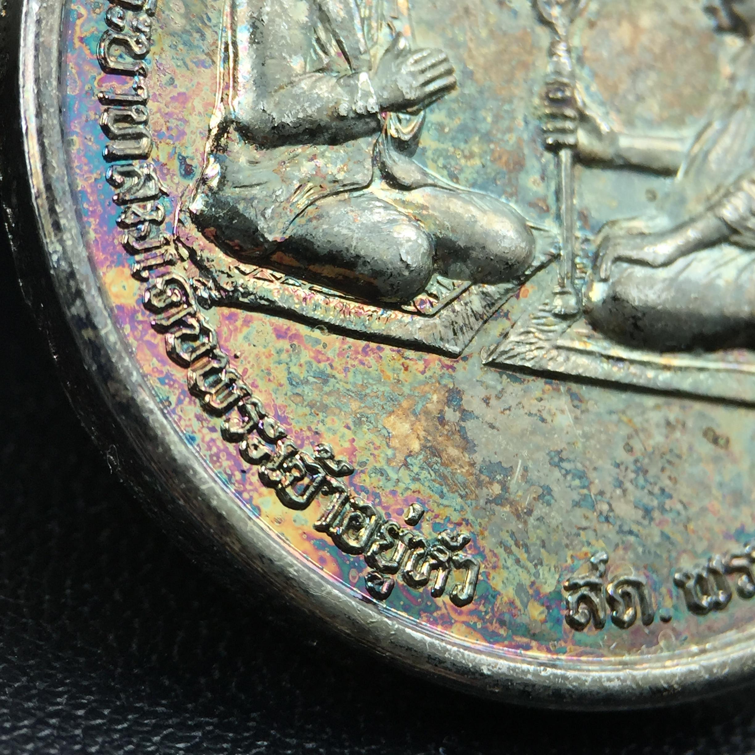 เหรียญสนทนาธรรม ในหลวงรัชกาลที่ 9 สมเด็จพระญาณสังวร หลังพระสยามเทวาธิราช ปี 2543 วัดบวรนิเวศวิหาร ชุดกรรมการ(เนื้อกะไหล่ทอง+กะไหล่เงิน+ทองแดงรมน้ำตาล)พร้อมกล่องบรรจุเดิม(ชุดหายาก สภาพผิวกะไหล่เดิมจากผู้จัดสร้าง ผิวขึ้นรุ้งธรรมชาติสวยจัด แชมป์ๆ)1 ใน 343ชุด