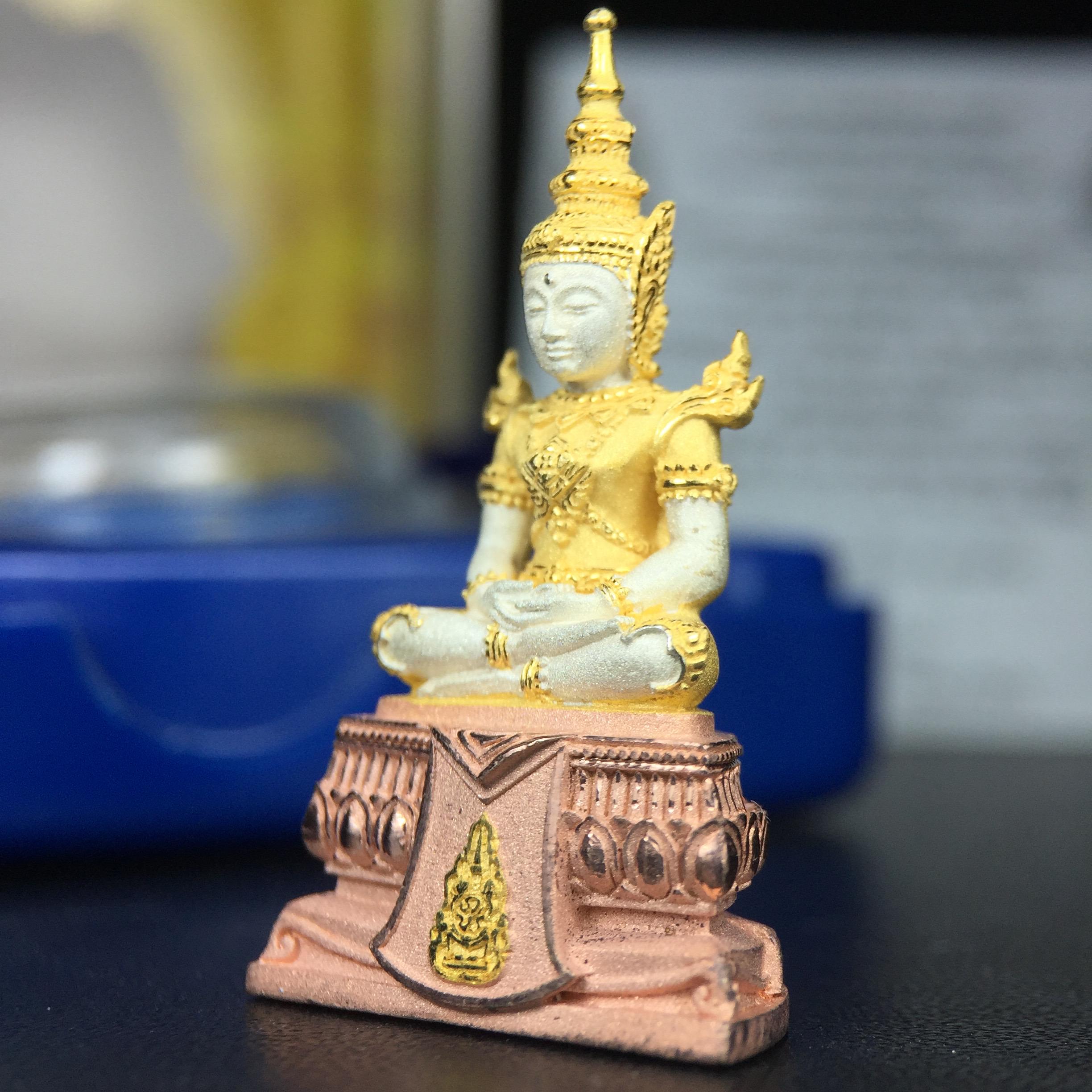 พระแก้วมรกต(จำลอง)ลอยองค์ ขนาดหน้าตัก 1/2 นิ้ว ทรงเครื่องฤดูร้อน เนื้อเงินสามกษัตริย์ ตราสัญลักษณ์ฉลองสิริราชสมบัติ ครบ 60 ปี พ.ศ.2549(สภาพสวย ครบ สมบูรณ์)