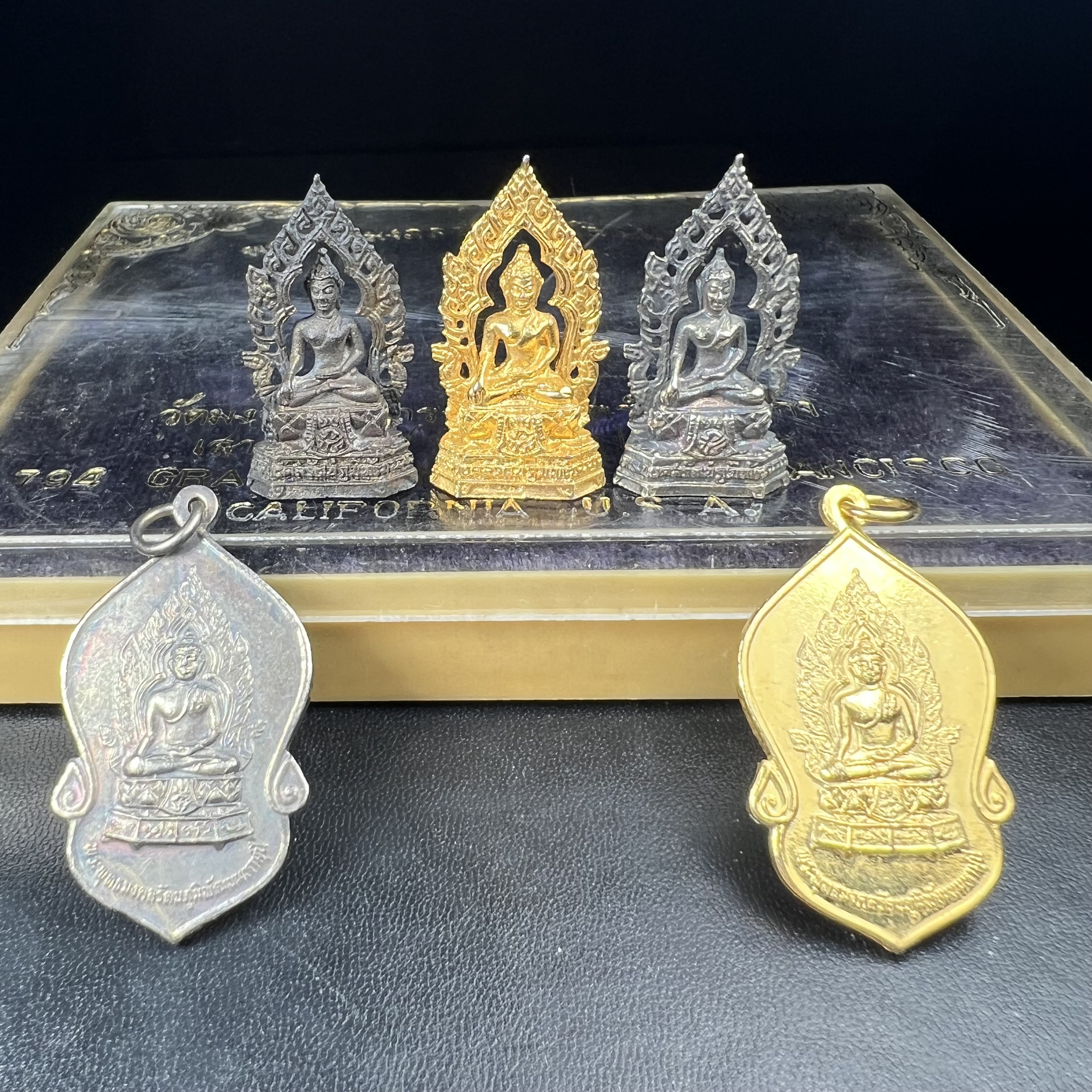 ชุดวัตถุมงคลพระพุทธมงคลรัตนภูมิพัฒนมหามุนี ภปร. วัดมงคลรัตนาราม วัดไทยในซานฟรานซิสโก สหรัฐอเมริกา ( Sanfrancisco USA.) ปี 2523(ชุดพิเศษกรรมการ 1 ชุด 5 รายการ)หายาก(พิธีใหญ่)หลวงปู่โต๊ะ วัดประดู่ฉิมพลี พร้อมเกจิอาจารย์ในยุคอีก ๑๐๘ รูปนั่งปรกอธิษฐานจิต