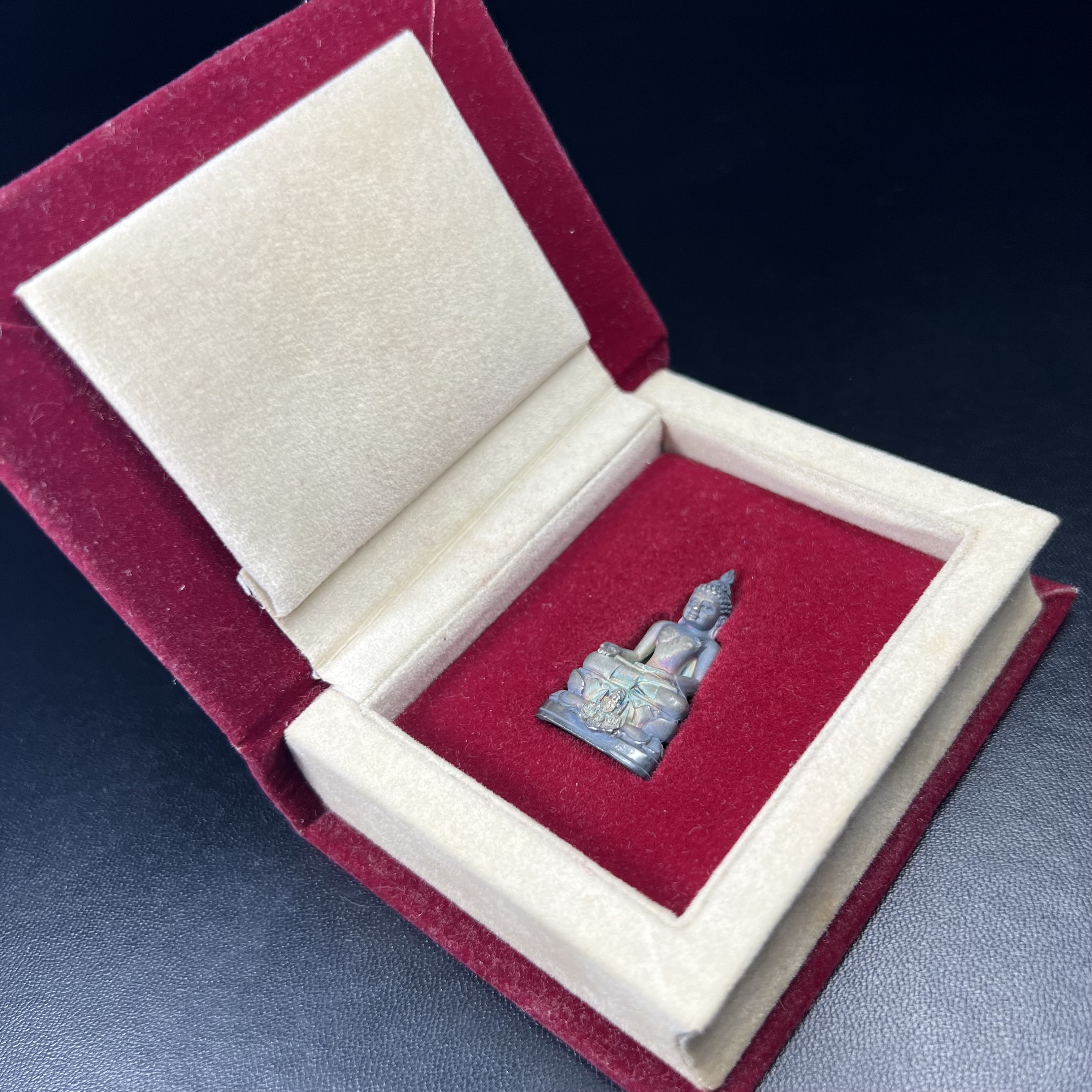 พระกริ่งไพรีพินาศ ตรากาญจนาภิเษก วัดบวรนิเวศวิหาร ที่ระลึกในหลวงรัชกาลที่9 ครองสิริราชสมบัติครบ 50ปี เนื้อเงิน(สภาพผิวเดิมขึ้นสีรุ้งธรรมชาติสวยแบบนิยม)(เสน่ห์พระเนื้อเงินสีสันที่ธรรมชาติสรรค์สร้าง)เข้มขลังทรงอานุภาพยิ่งใหญ่ กำราบศัตรูพ่ายสิ้น พระไพรีพินาศ