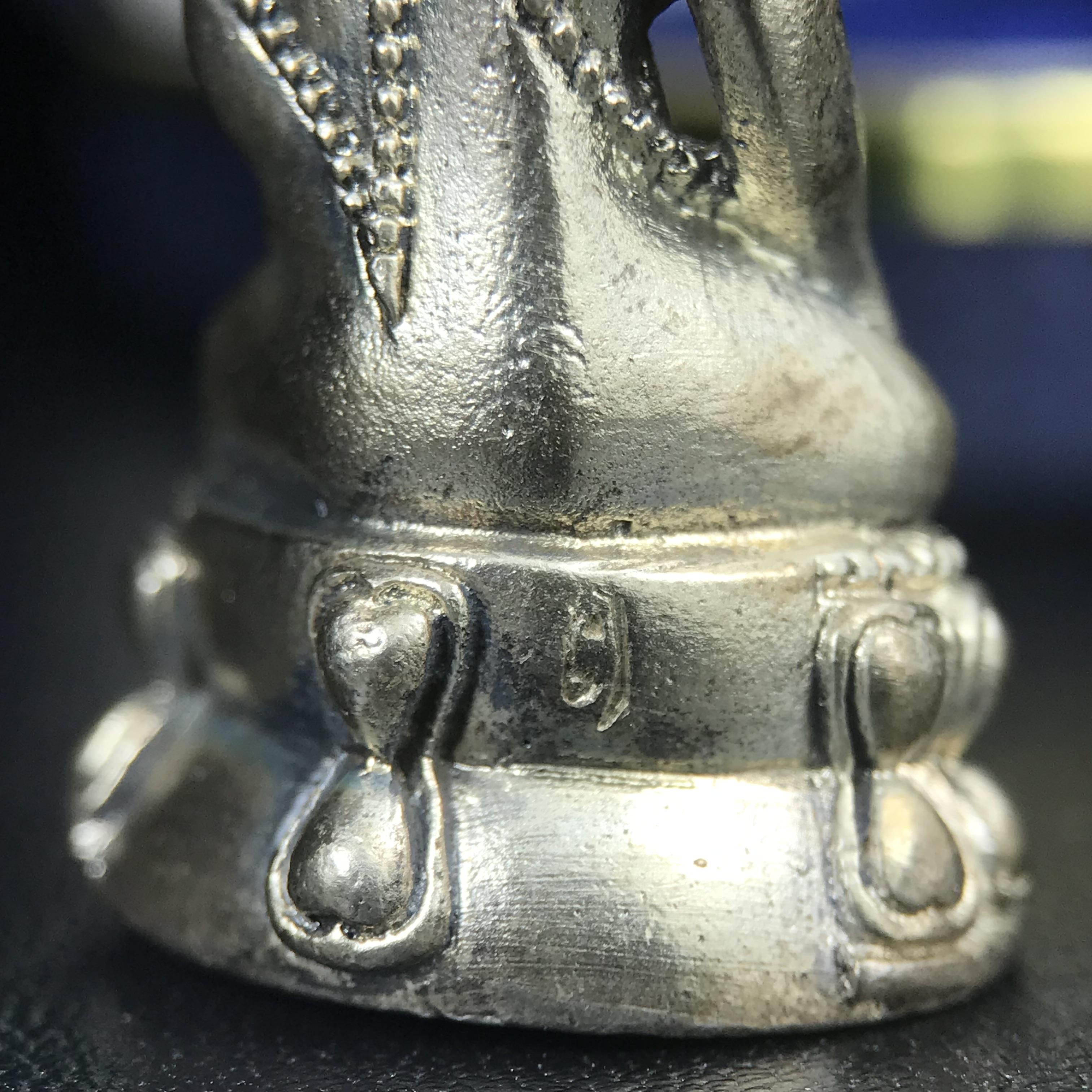 พระกริ่งนวปทุม ภปร. วัดปทุมวนาราม ปี 2535 เนื้อเงิน(ผิวเดิม ผิวน้ำทองทั่วองค์ สวย งดงาม) ขนาดสูง 3.7 ซม. พร้อมกล่องพิเศษบรรจุเดิมครบสมบูรณ์ (ในหลวงรัชกาลที่9เสด็จเททอง)(1ใน3000องค์)นิยมหายาก