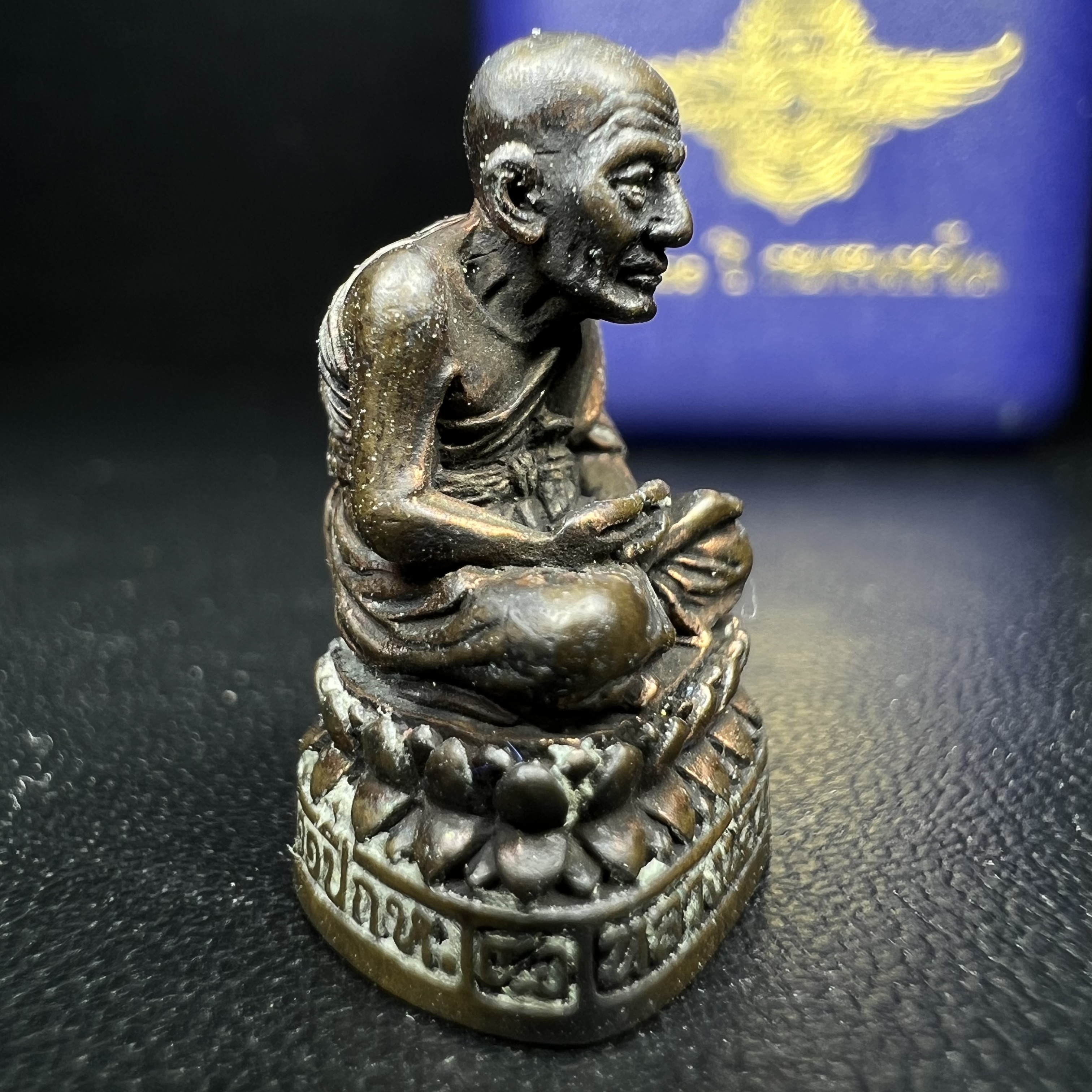 รูปเหมือนหล่อลอยองค์หลวงปู่ทวด รุ่น 111ปี กระทรวงกลาโหม เนื้อนวโลหะรมดำ-ปัดเงา ปี2540 พิธีใหญ่ สภาพสวย เข้มขลัง นิยม พร้อมกล่องบรรจุเดิม